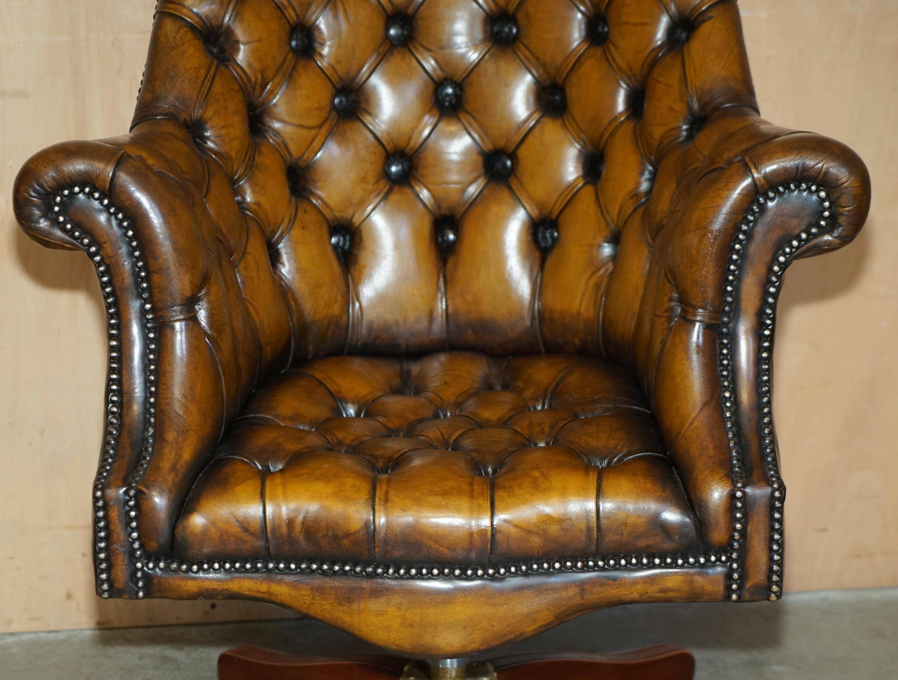 Fauteuil Chesterfield directeur ou capitaine Art Déco en cuir restauré