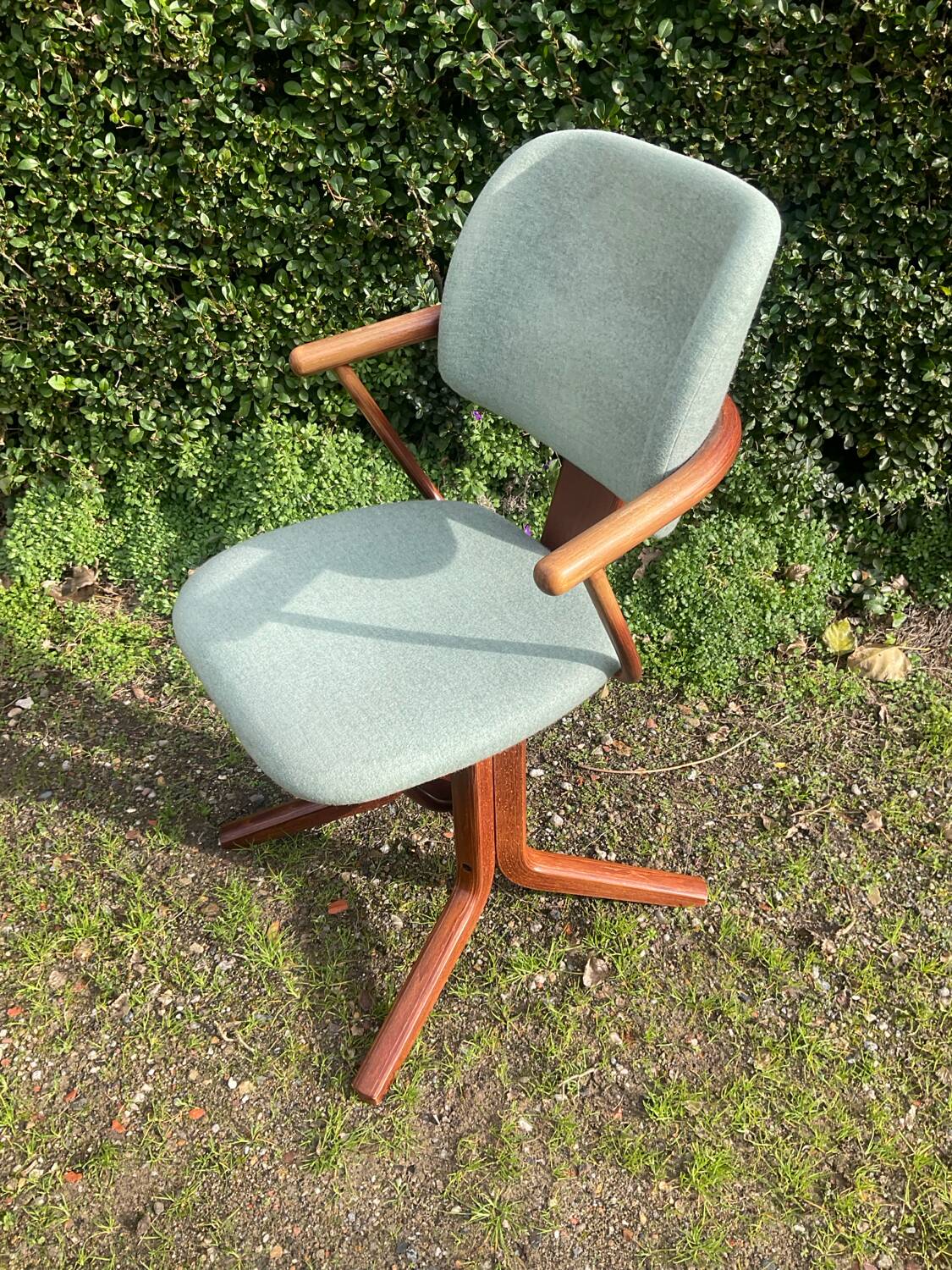 MOIZI Ergonomic Office Chair