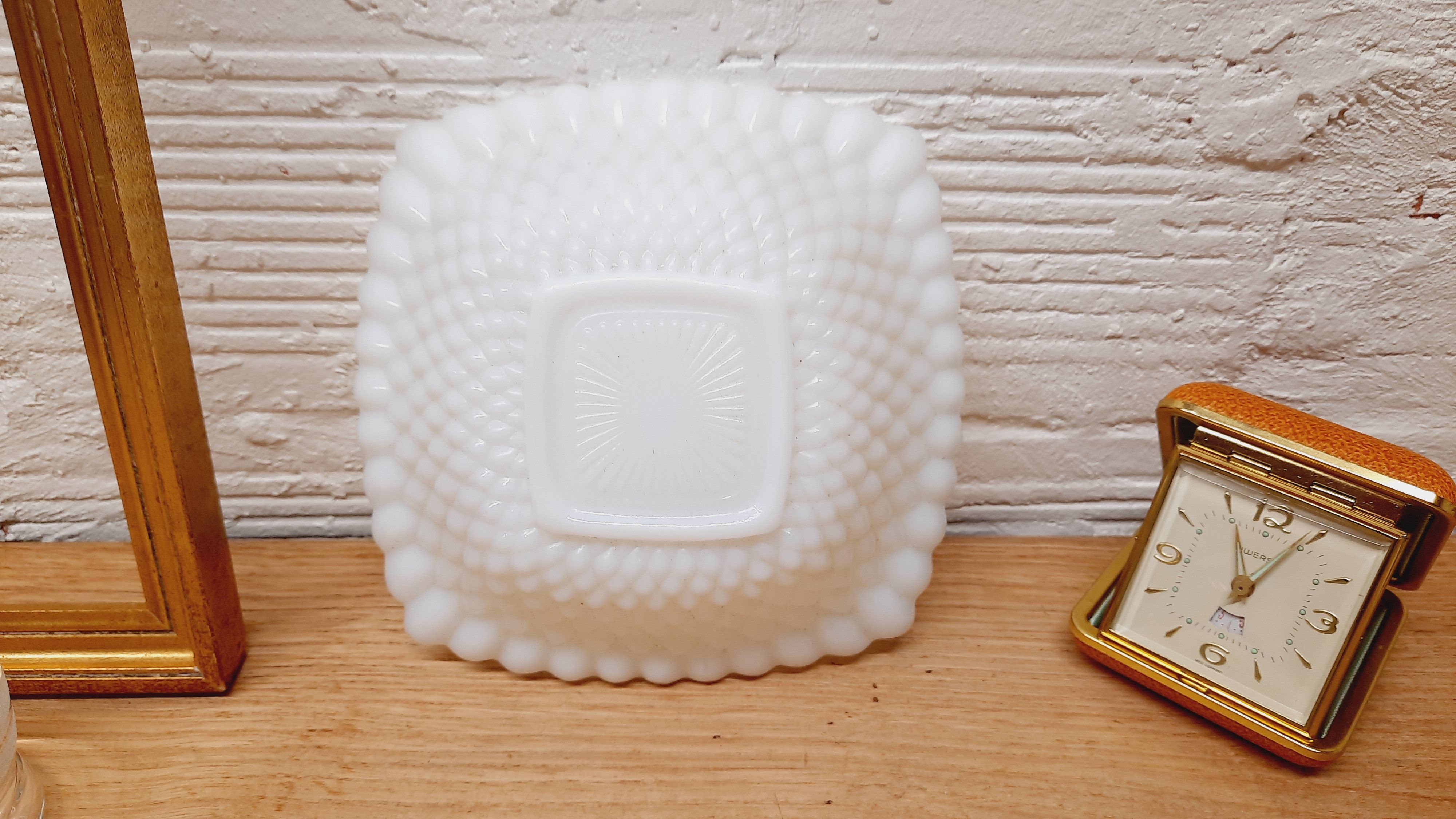 Empty white opaline pocket