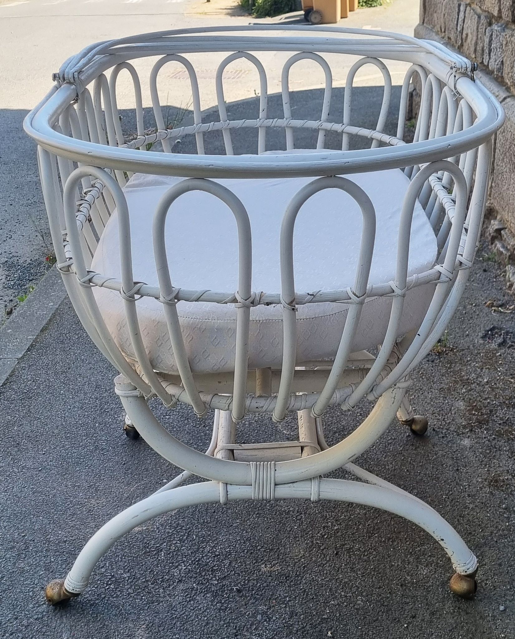 Lit berceau bambou rotin à roulettes, blanc, avec anse, vintage, années 60