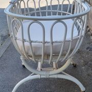 Lit berceau bambou rotin à roulettes, blanc, avec anse, vintage, années 60