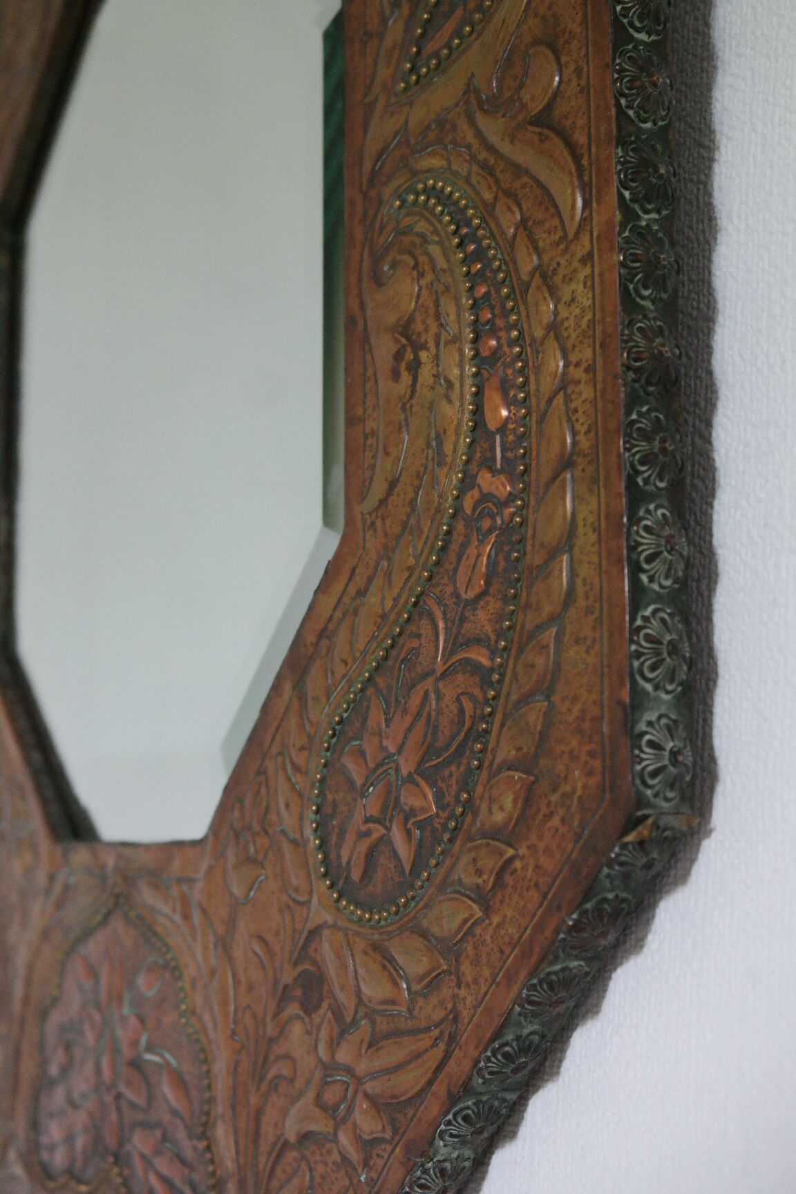 Antique bevelled artisanal mirror in repoussé copper - 54x45cm