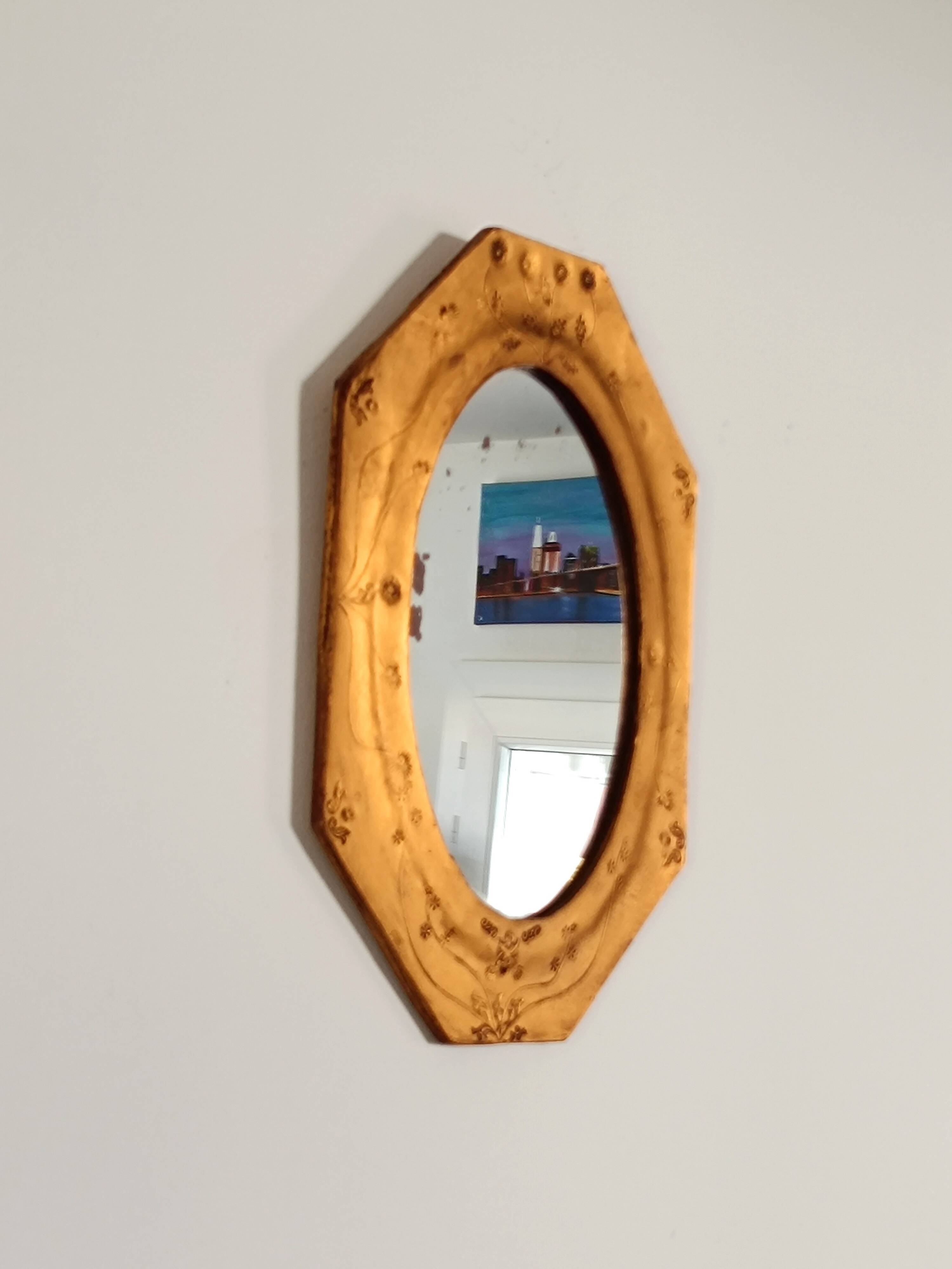 Small octagonal mirror in gold leather