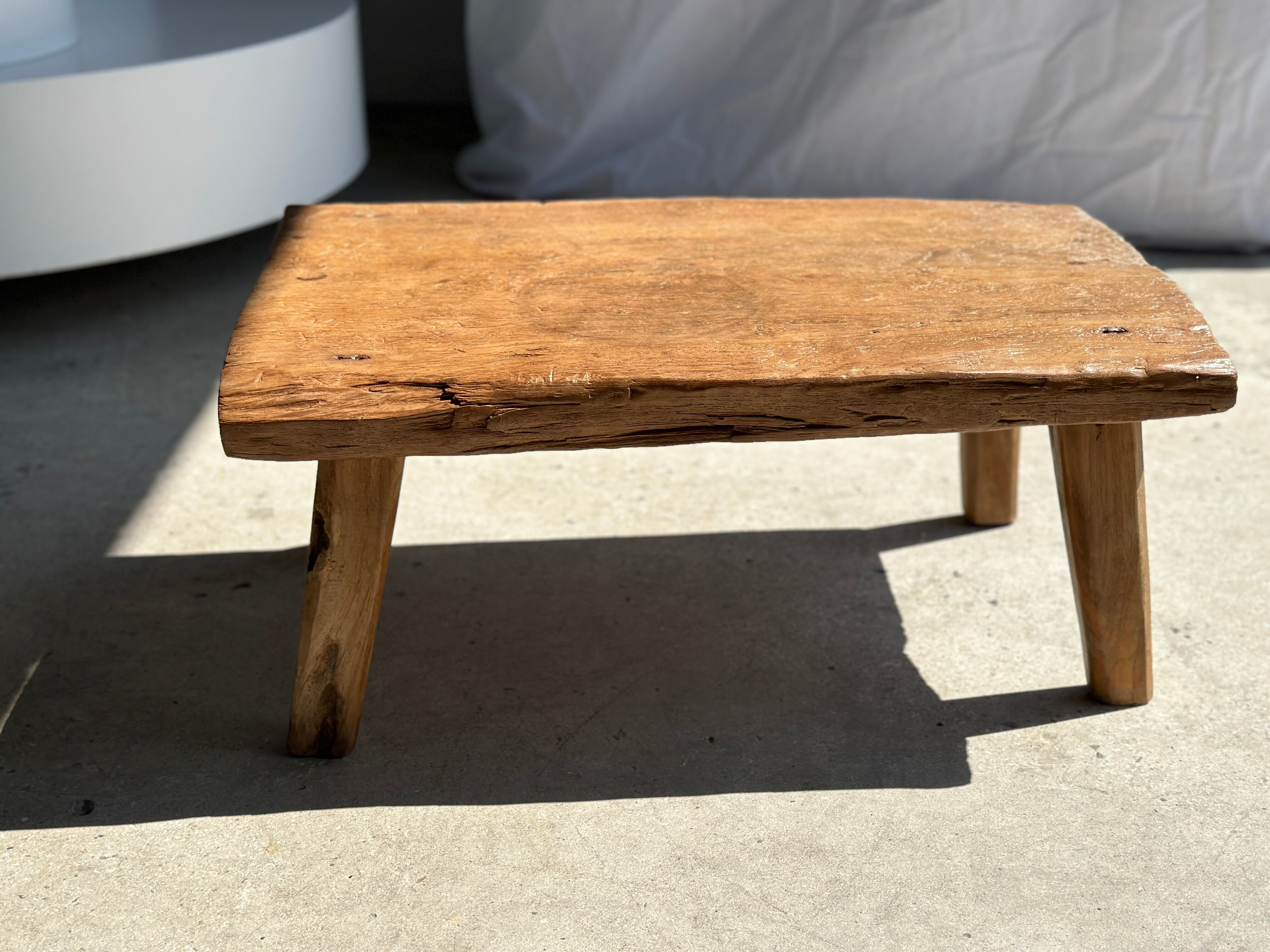 Coffee table in blond teak quadripod