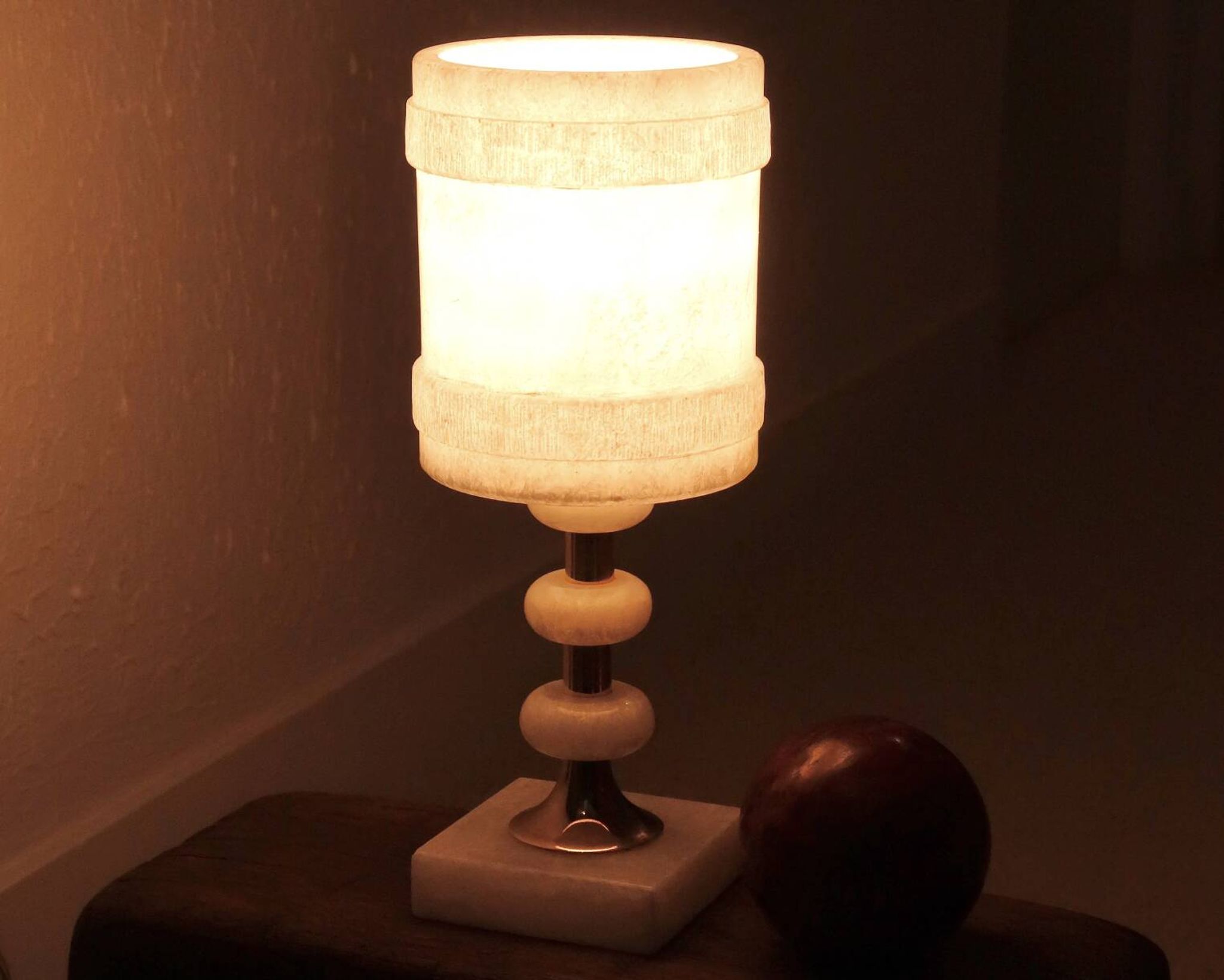 Lampe Italienne blanche en albâtre et laiton, années 60