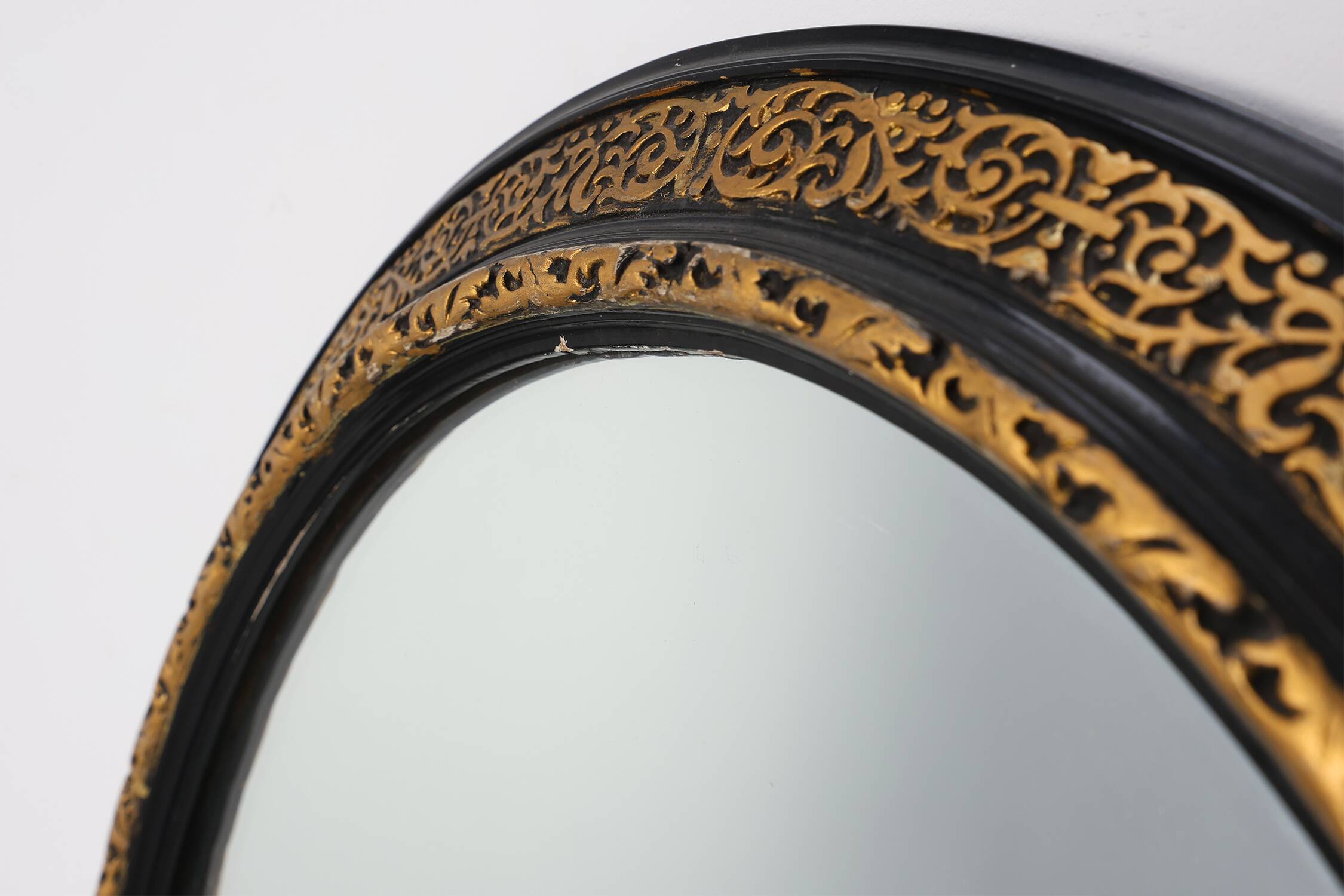Miroir ovale néoclassique français en noir et or, 20e siècle