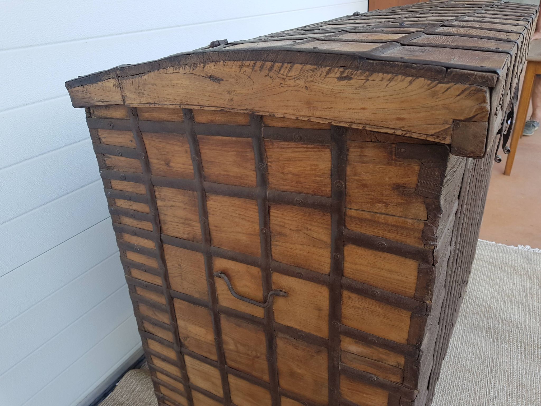 Coffre ancien indien vintage  sur roues en bois début 20eme s