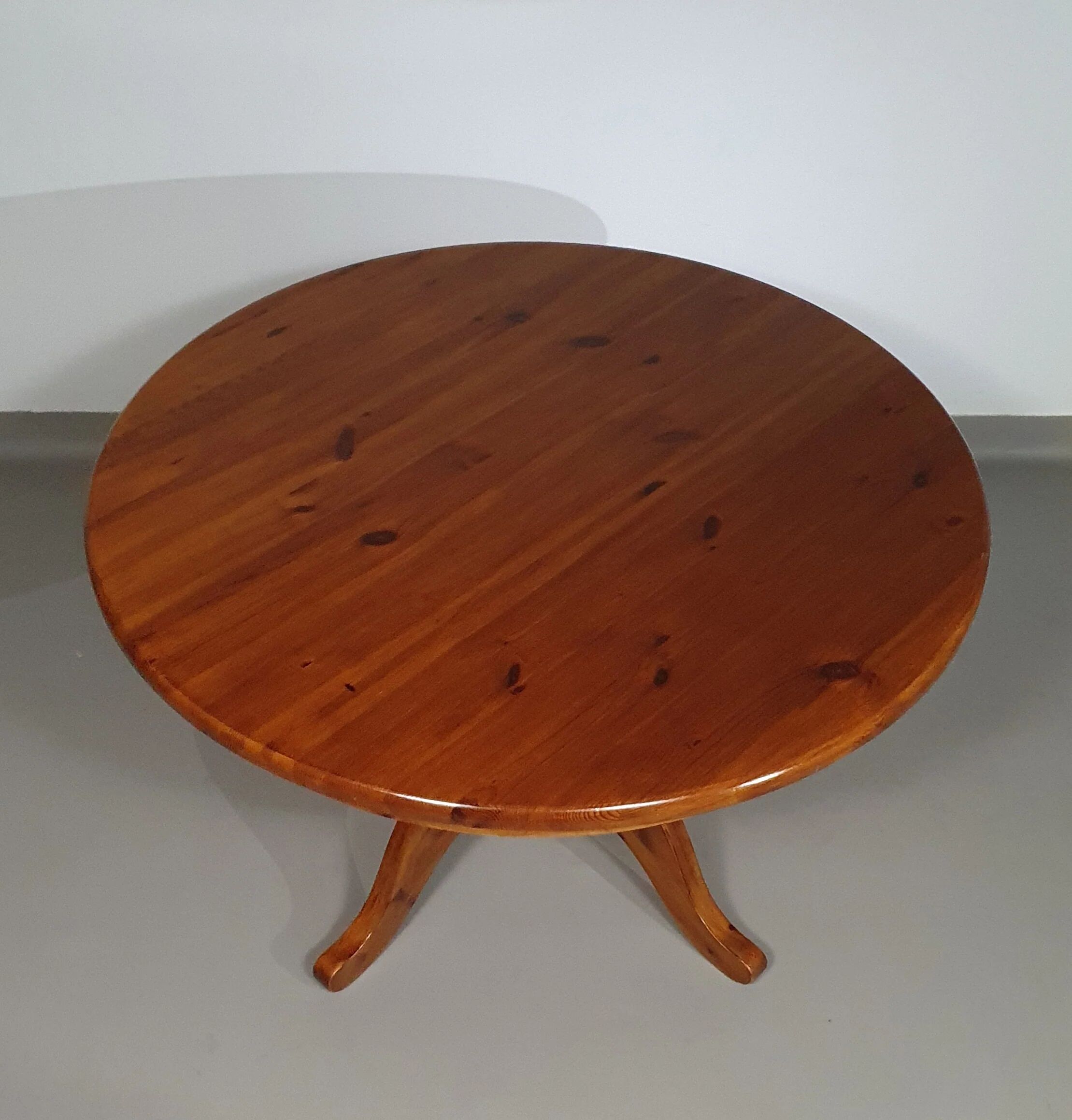 Table à manger en bois de pin des années 70 / table à pieds en colonne en bois au design à 4 pieds avec plateau rond