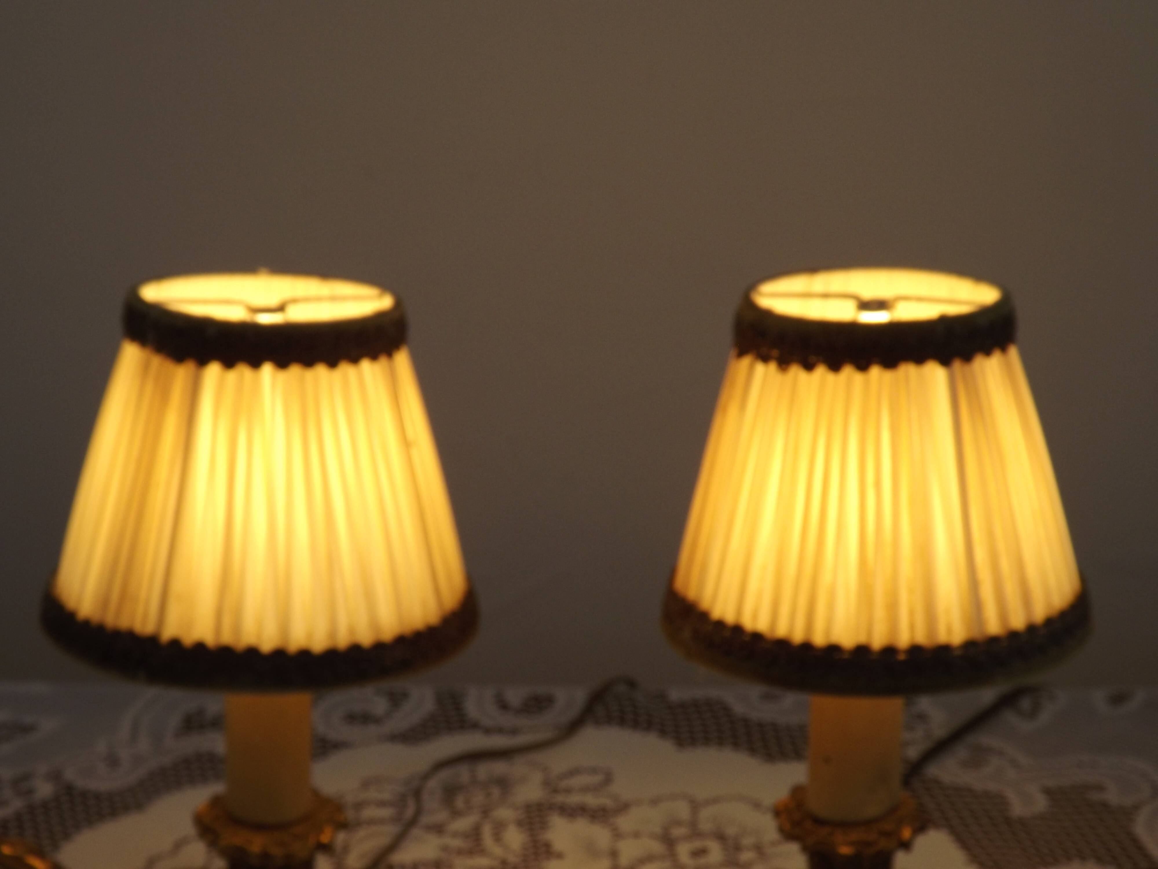 Paire de lampes candélabres vintage en bronze avec abat-jours en tissu plissé, France