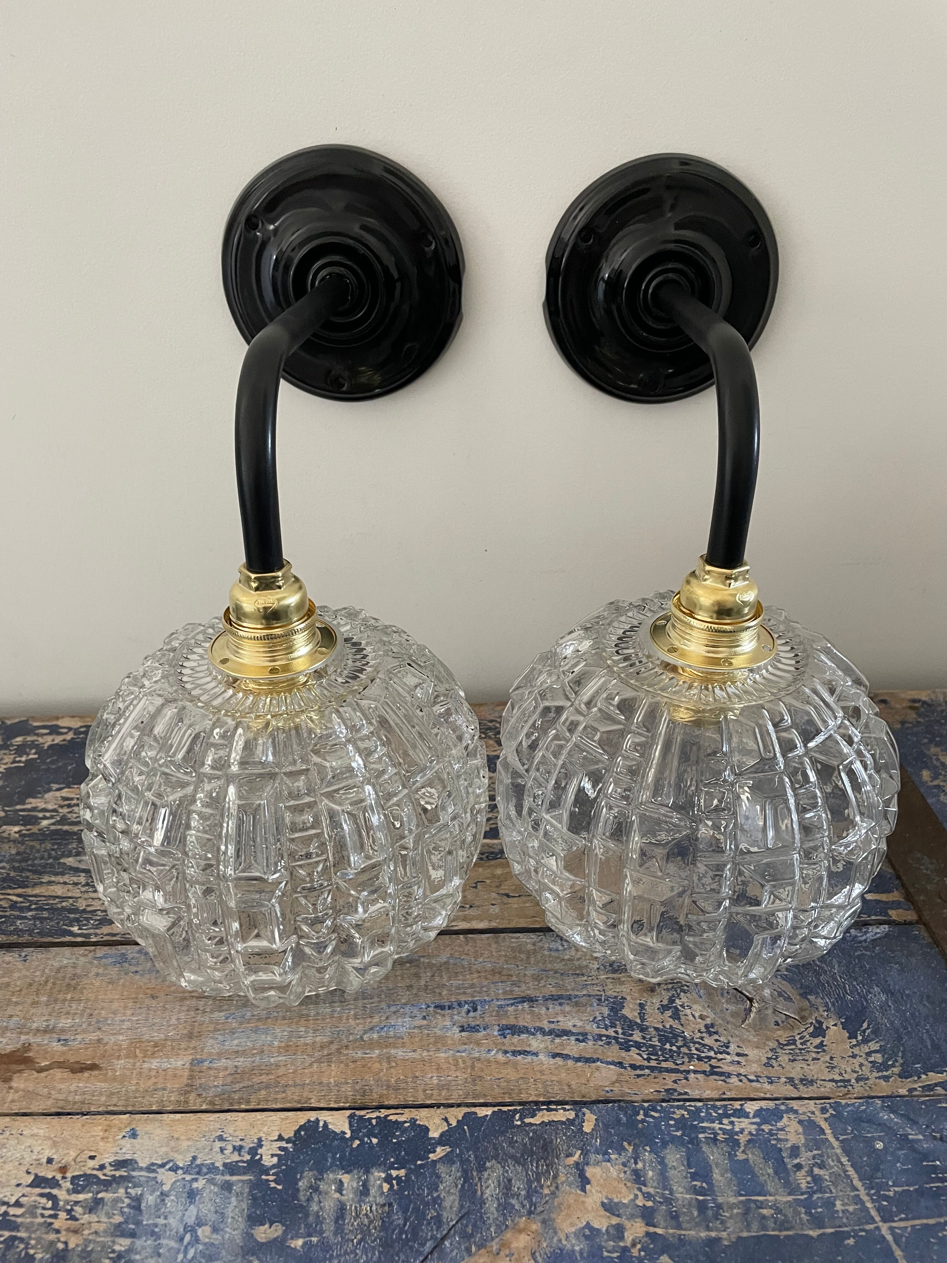 Paire d’appliques murales vintage en verre ciselé