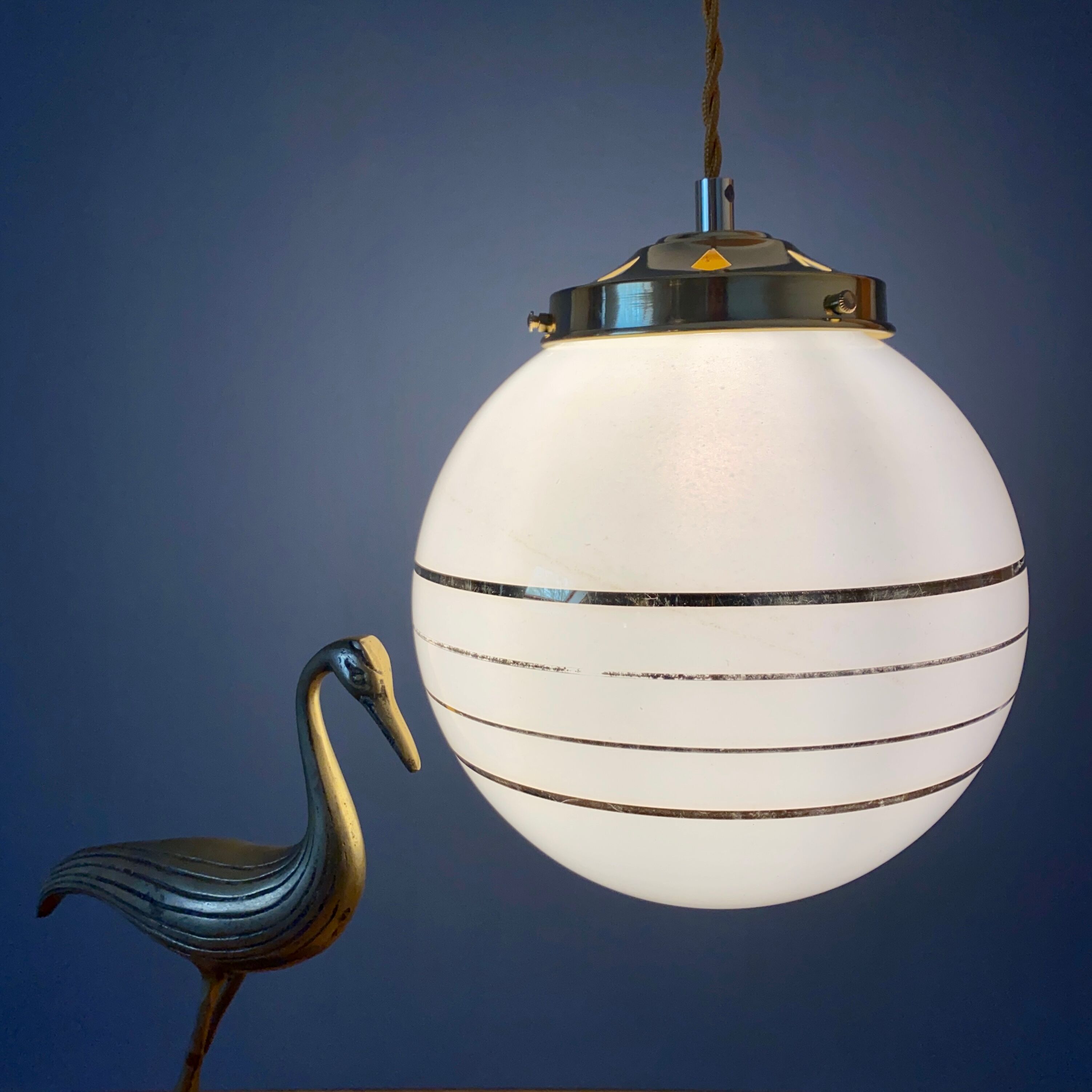 Suspension globe vintage art déco en opaline blanche et dorée