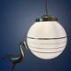 Suspension globe vintage art déco en opaline blanche et dorée