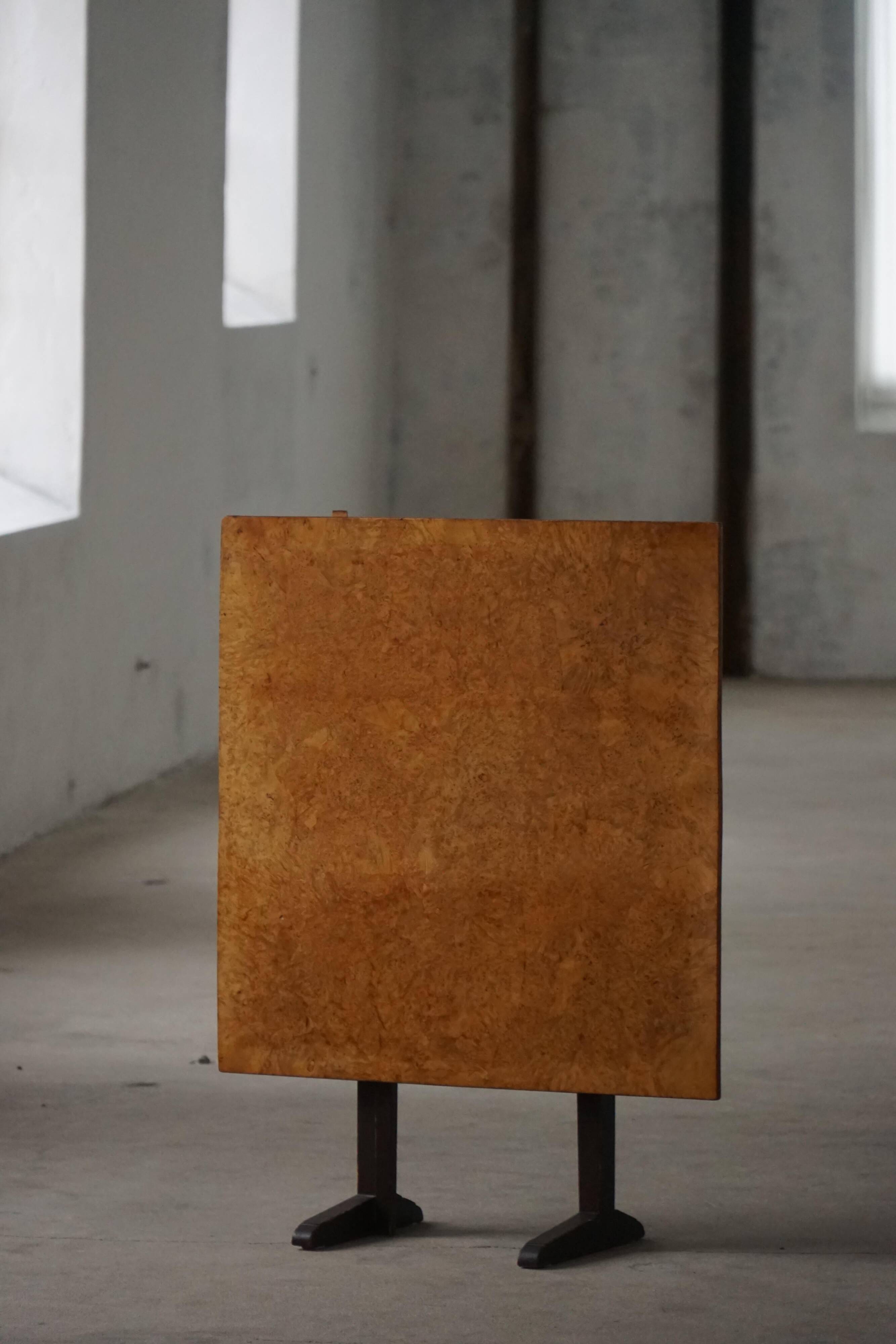 Antique Swedish table with a tilting top from the early 19th century in birch, 1800-1850s.