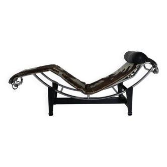 Chaise icône du design, la chaise longue LC de Le Corbusier