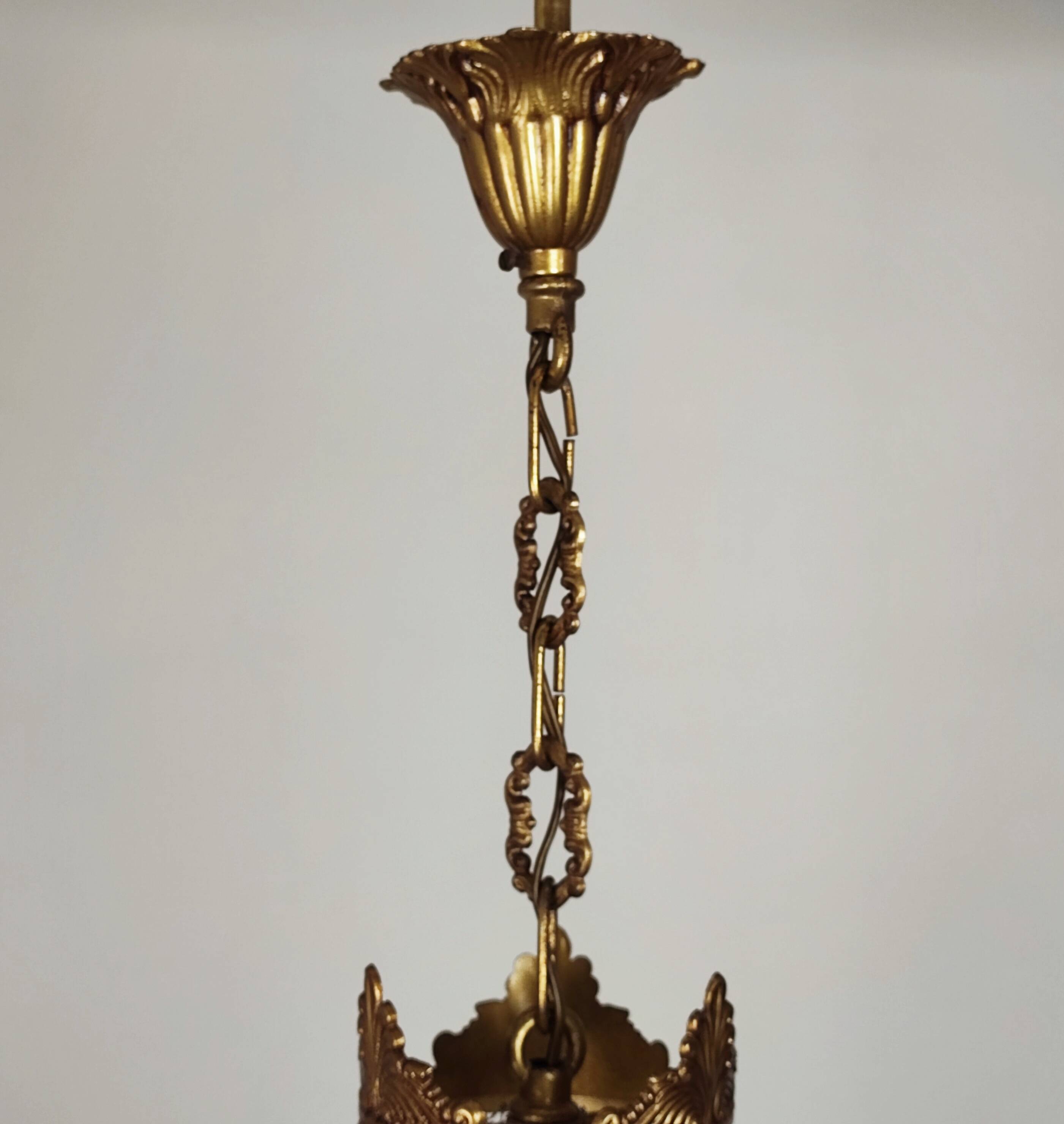 Balloon chandelier with pendants