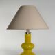 Lampe de table en verre jaune vif aux formes courbes de style mid-century modern par Orrefors, années 1960.