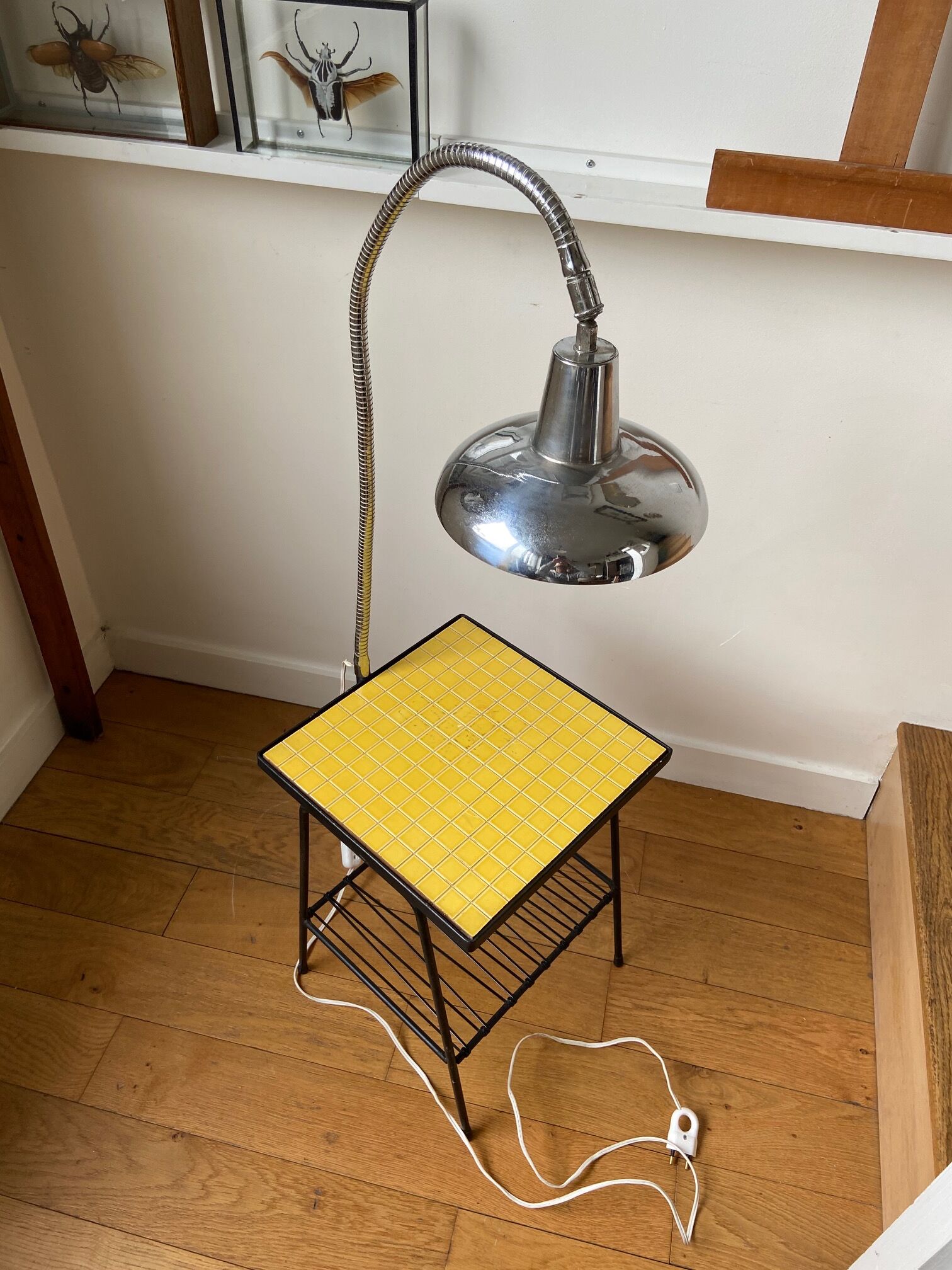 Metal bedside table, scoubidou and chrome lamp