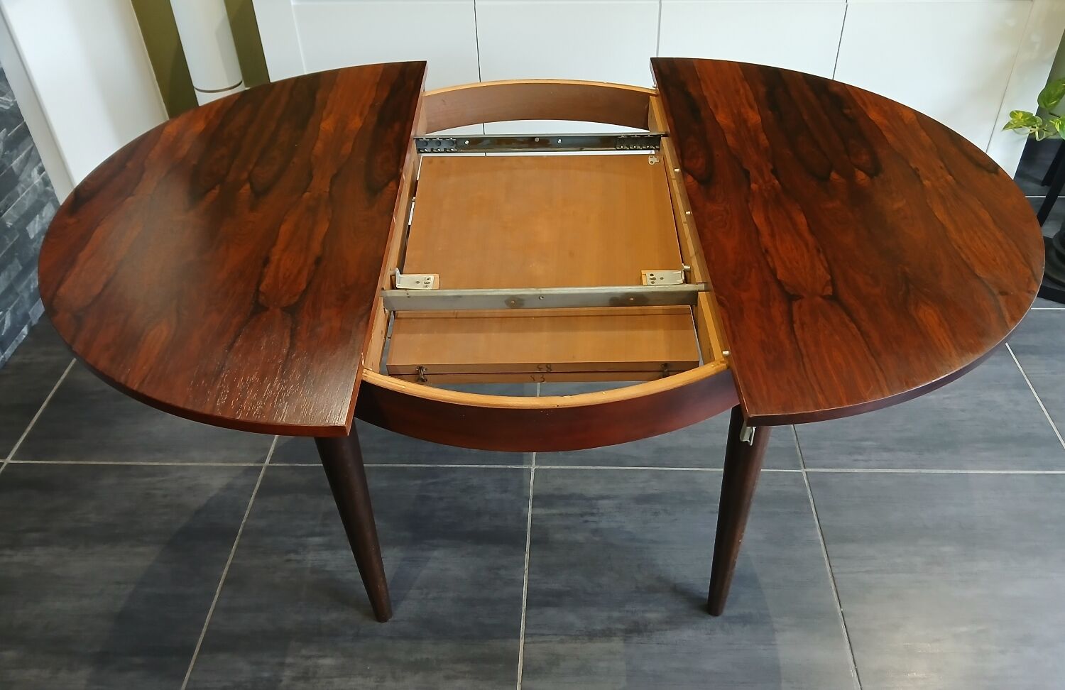 Scandinavian extendable round table in Rio rosewood, 1970s