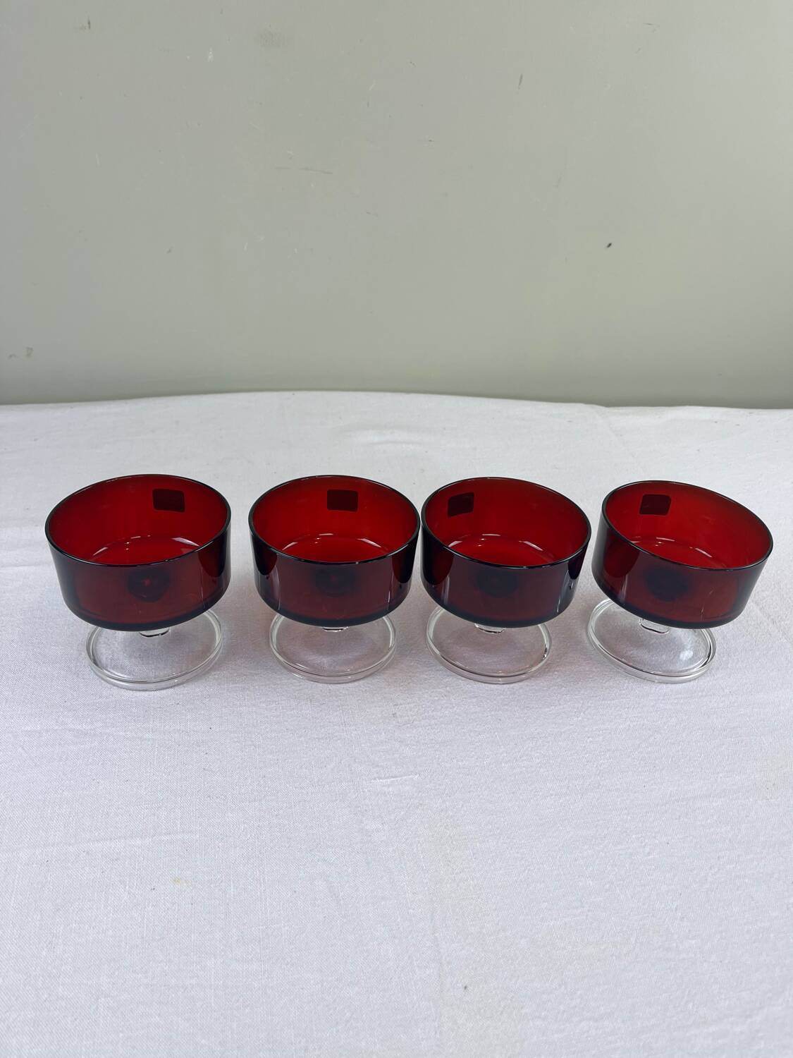 4 coupes en verre rouge