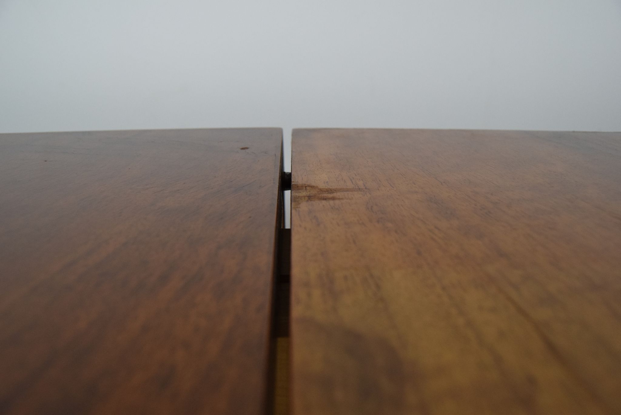 Table à manger extensible Art déco, conçue par Jindrich Halabala, années 1940.
