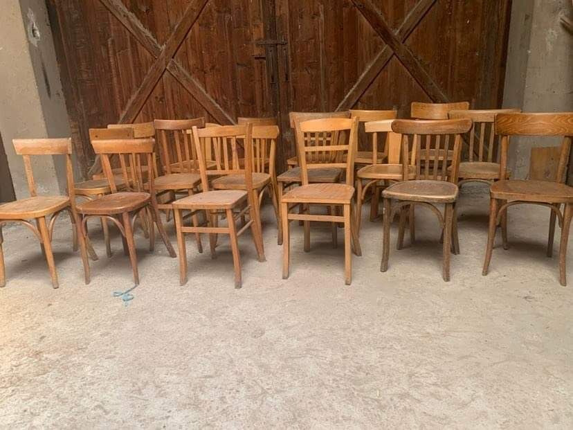 Lot de 45 chaises bistrot dépareillées en bois
