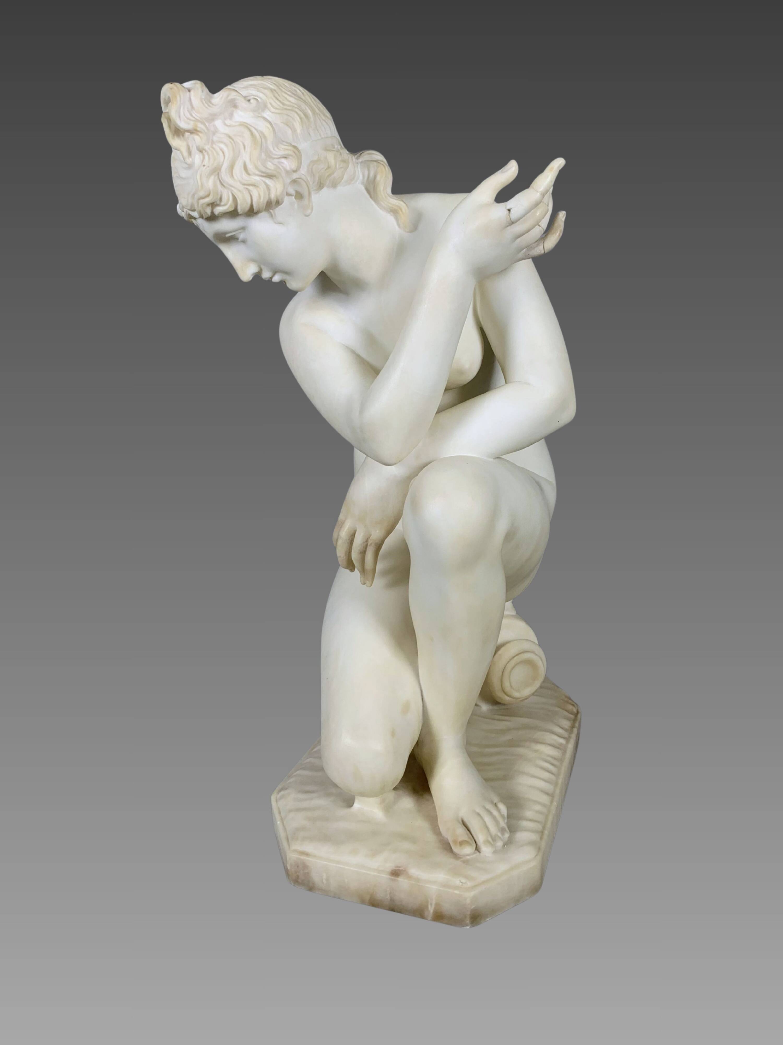 White Marble Sculpture - Venus at Bath - Early 19th Century