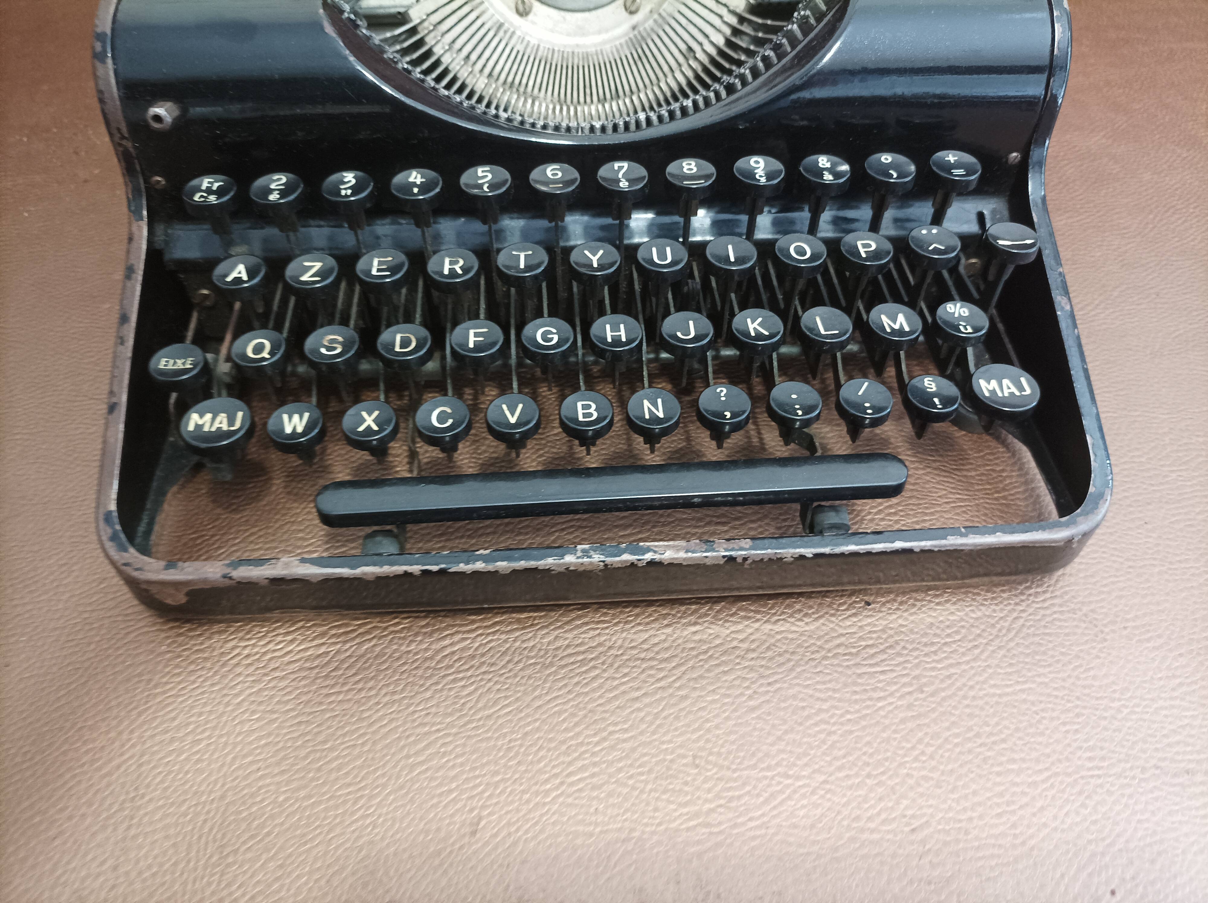 Typewriter old olympia simplex 30s