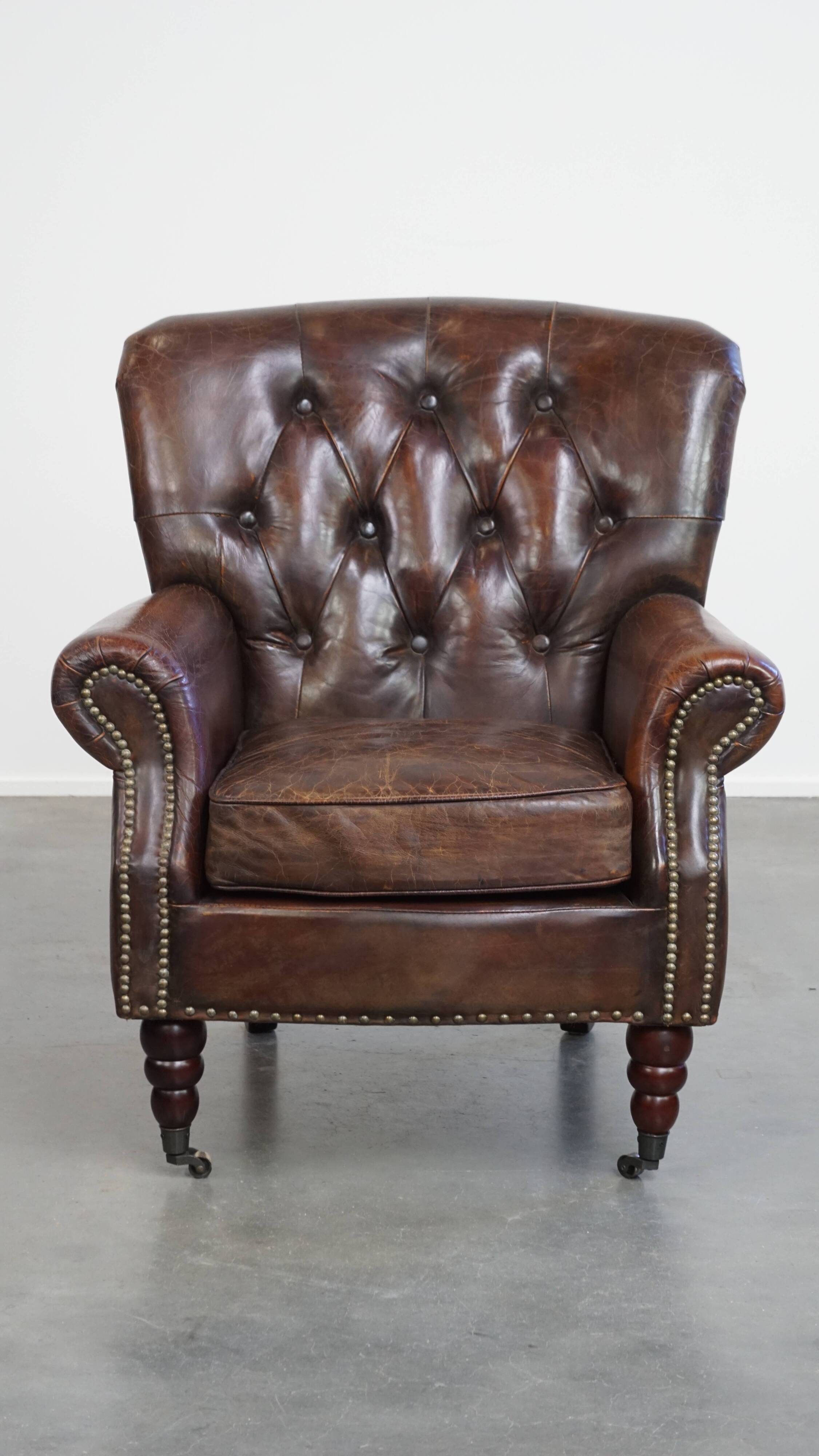 Fauteuil Chesterfield classique en cuir de vachette grainé couleur cognac