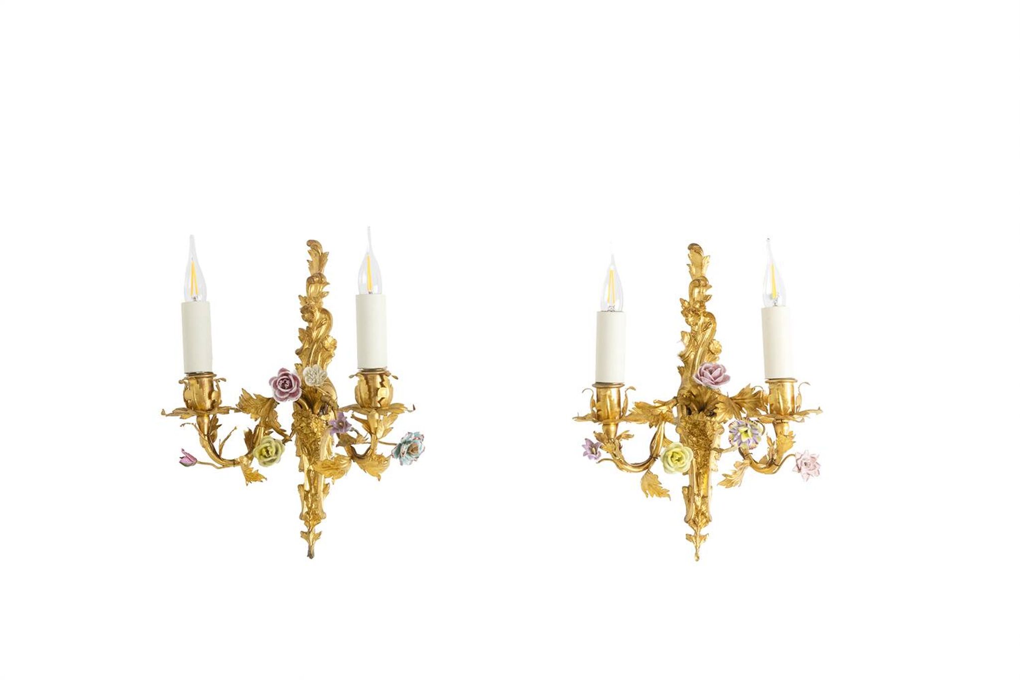 Paire d’appliques en bronze et à décor de fleurs. Circa 1880.