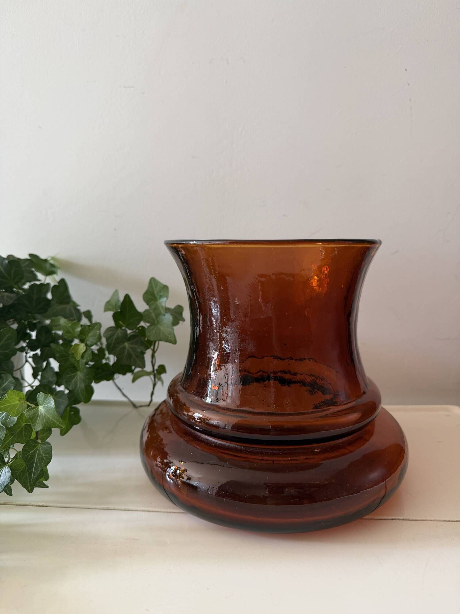 Vase en verre ambré avec un motif en relief