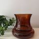 Vase en verre ambré avec un motif en relief