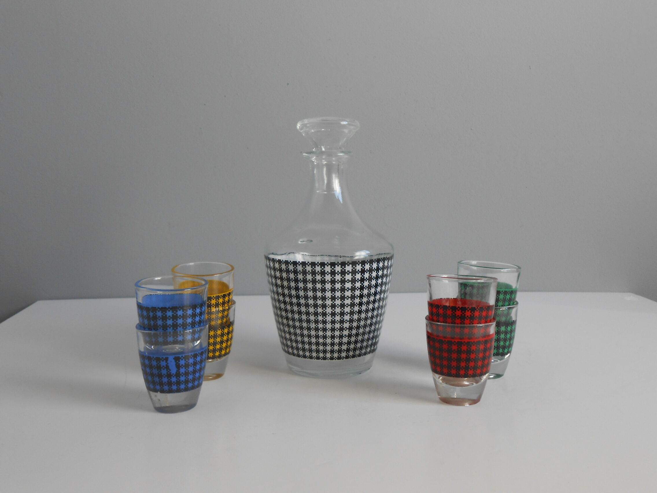 Liquor decanter and its eight buckets