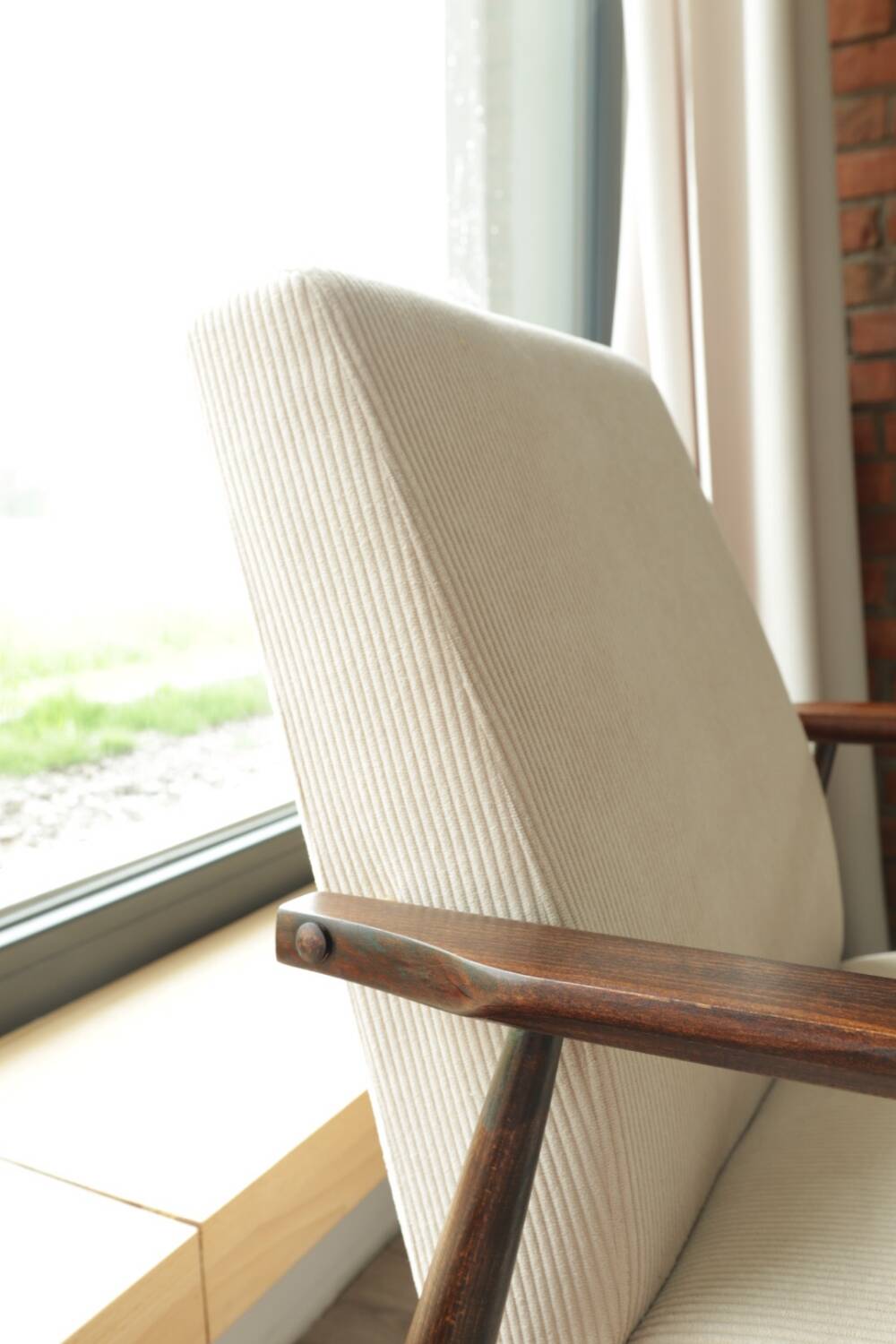 Fauteuil scandinave classique en velours côtelé beige, bois de noyer