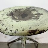 Tabouret pivotant industriel en fer vert, années 1960