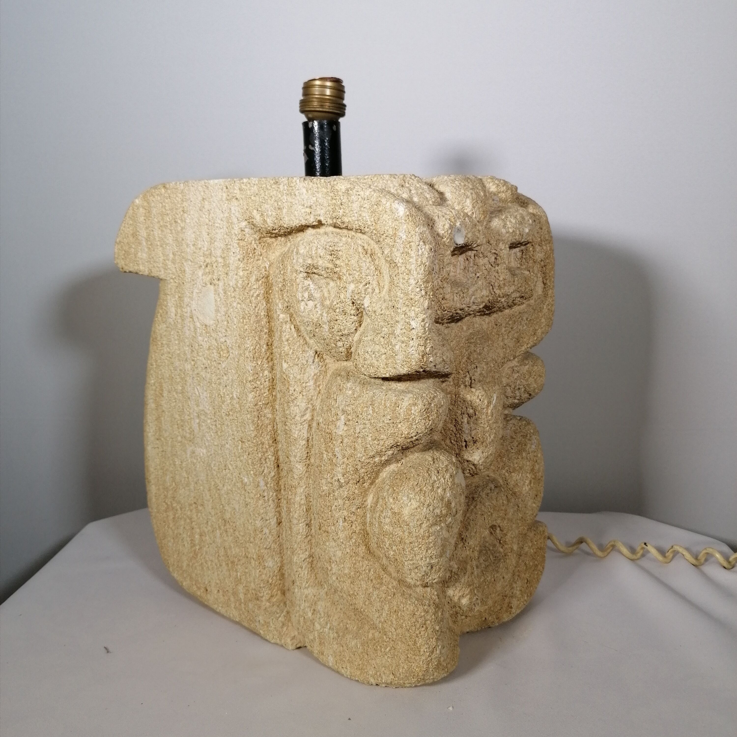 Lampe en calcaire sculpté, 1976