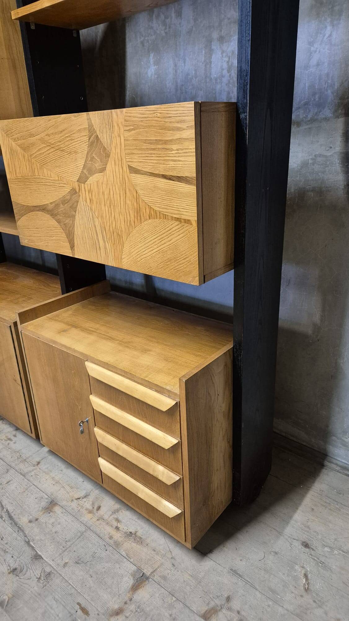 Meuble mural modulaire tchécoslovaque vintage avec armoires en placage et supports en bois noir, années 1960–1970
