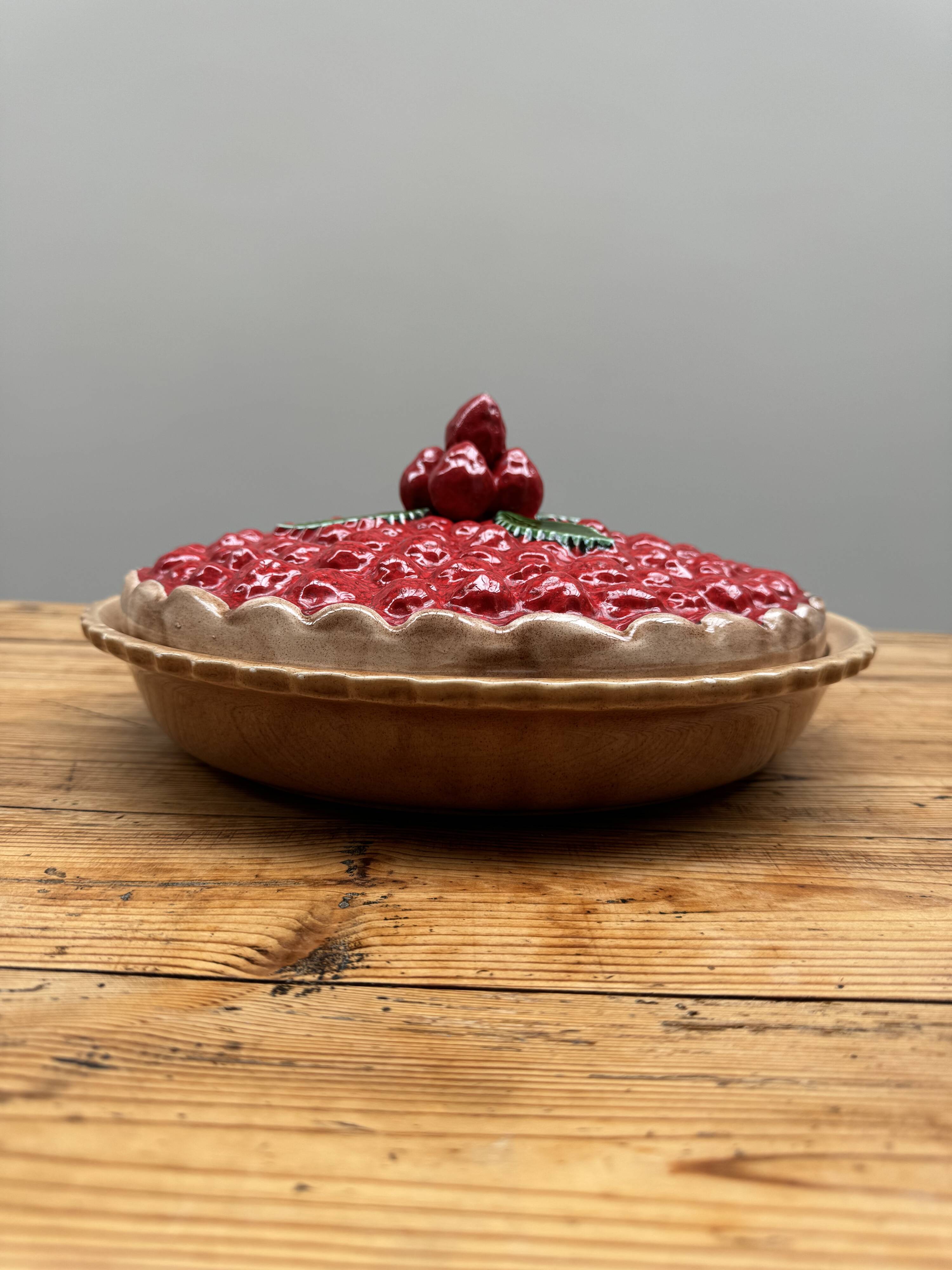 A trompe l’oeil strawberry pie dish