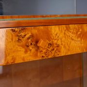 Coiffeuse vintage avec placage de noyer, grand miroir et armoires de rangement.