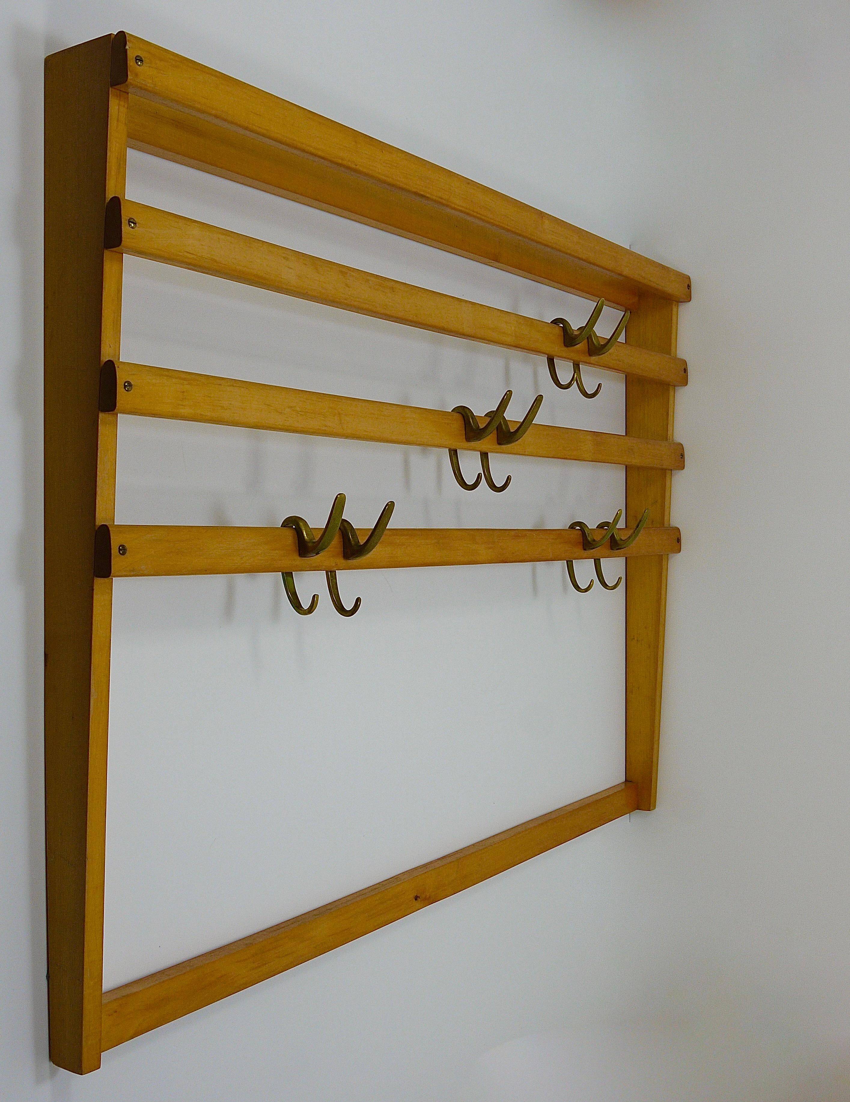 Grand coat rack Auböck Carl Mid-Century in beech with 8 brass hooks, 1950s.