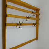 Grand coat rack Auböck Carl Mid-Century in beech with 8 brass hooks, 1950s.