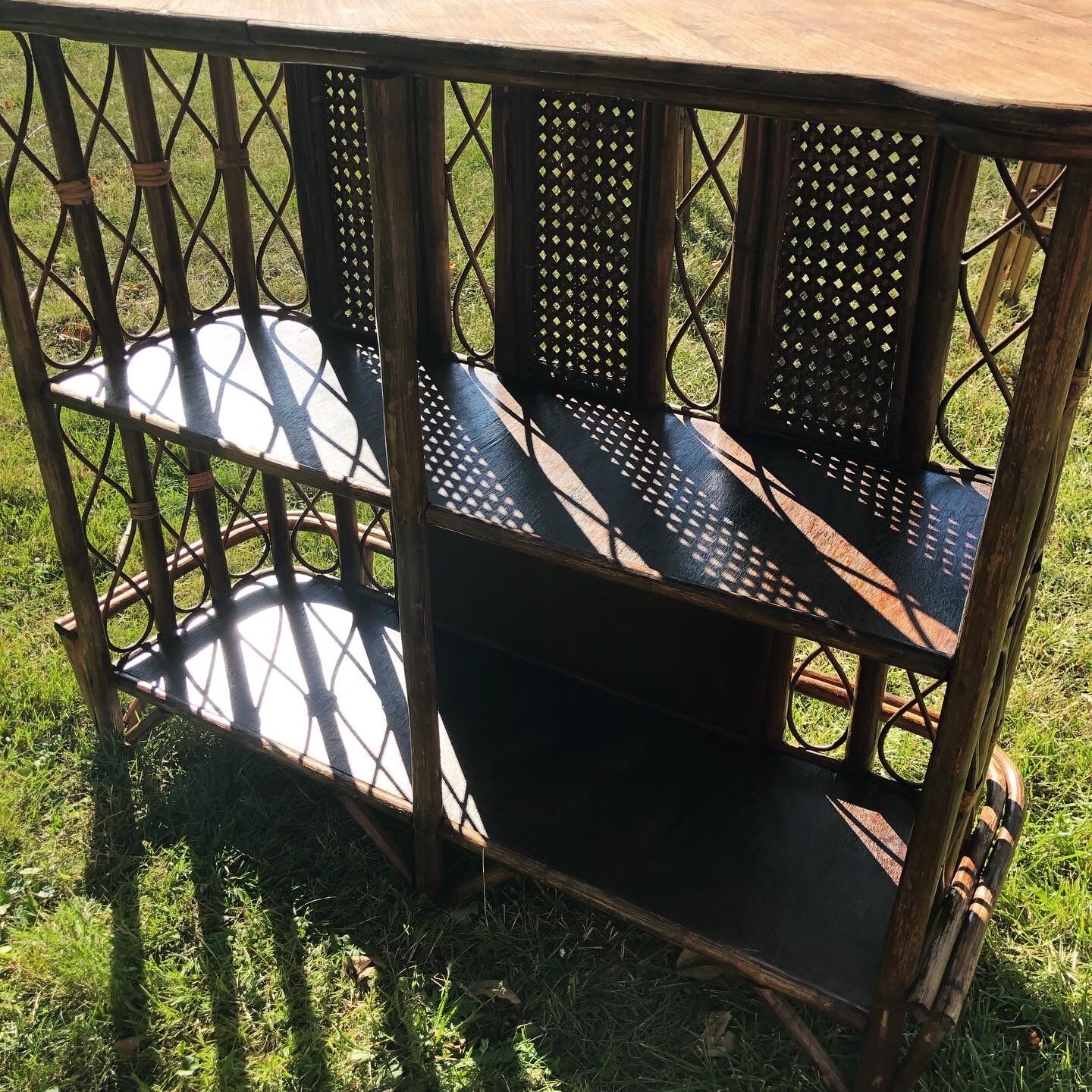 Rattan and cannage bar and 2 stools
