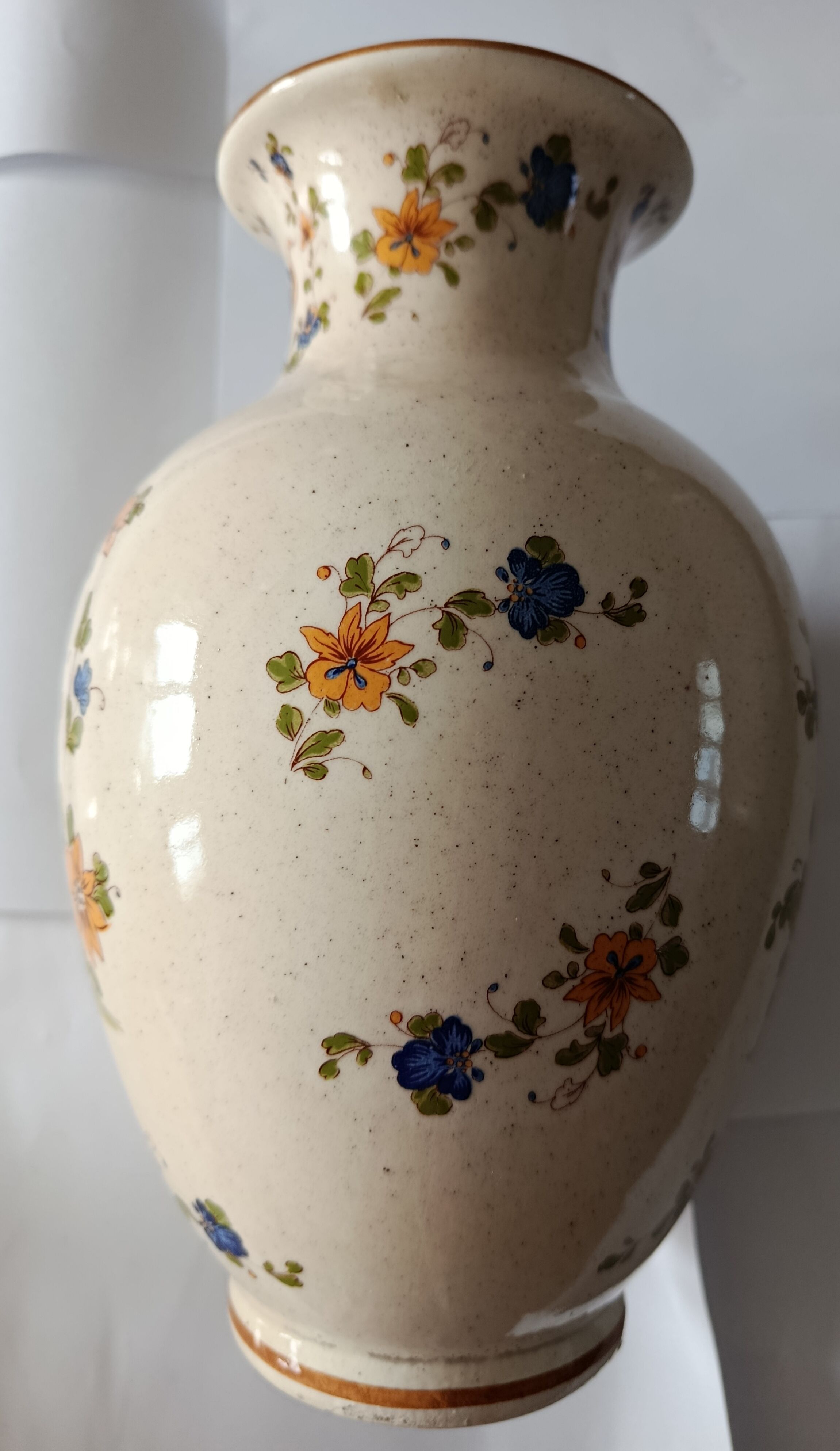 Vase and plates Old Moustiers