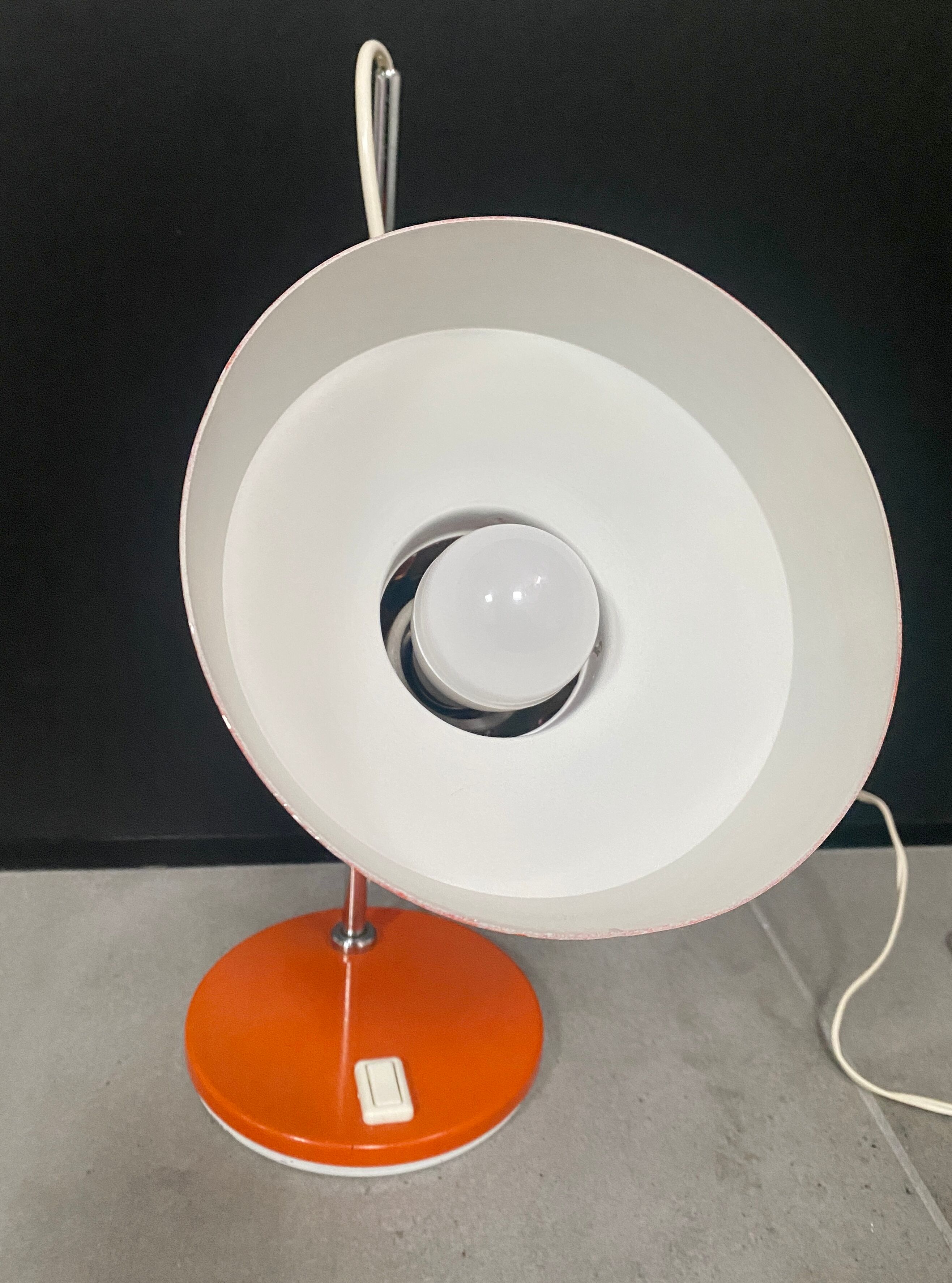 Lampe de bureau métal laqué orange et chrome, vers 1970
