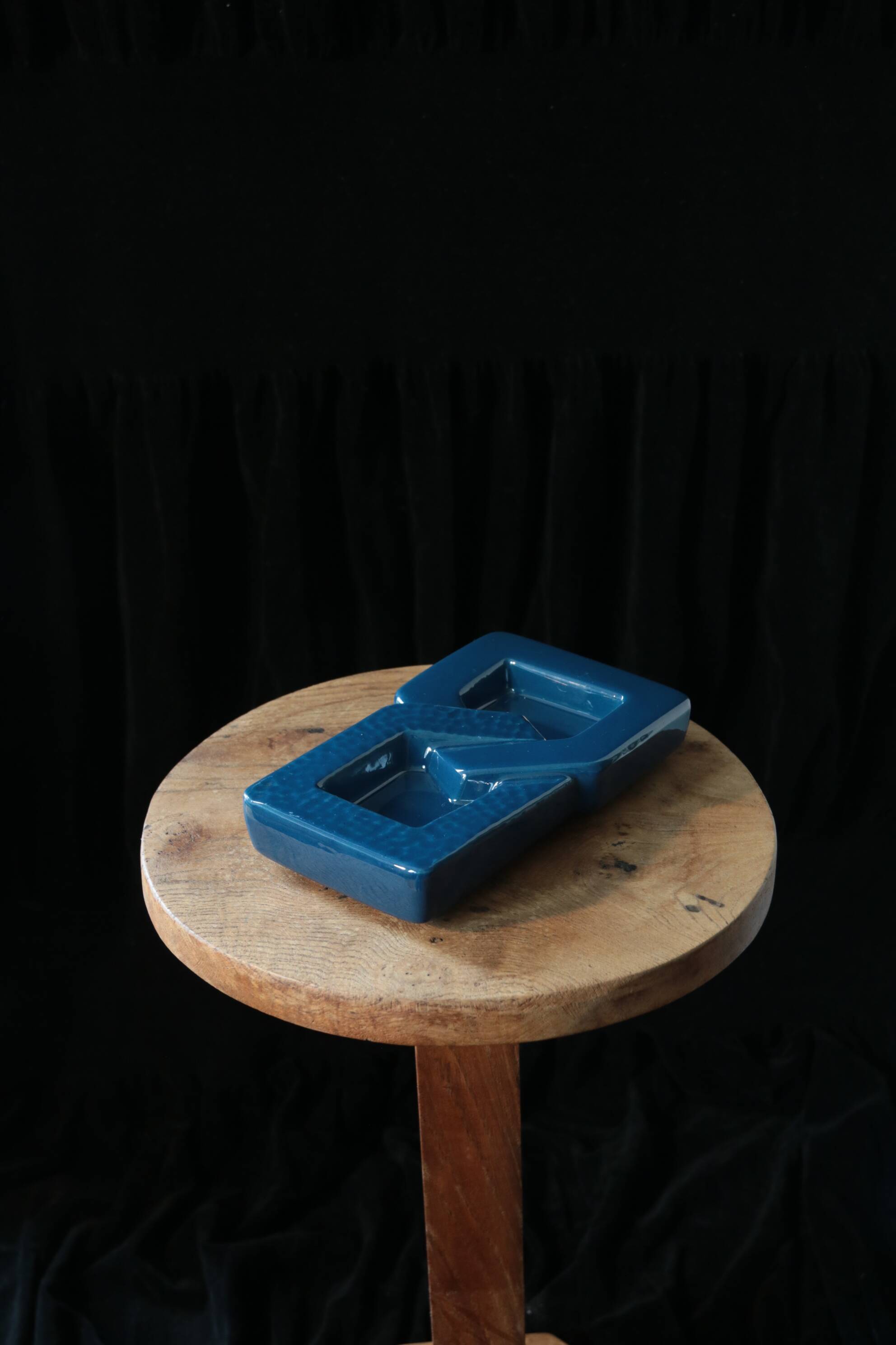 Blue earthenware pocket emptier