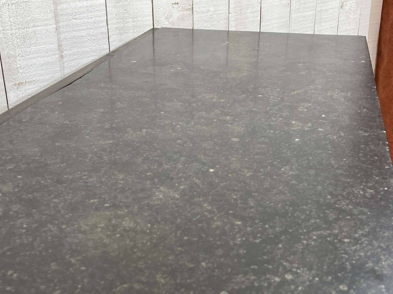 Buffet Empire début XIXème en acajou et dessus marbre noir