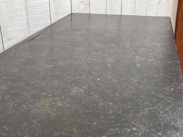 Buffet Empire début XIXème en acajou et dessus marbre noir