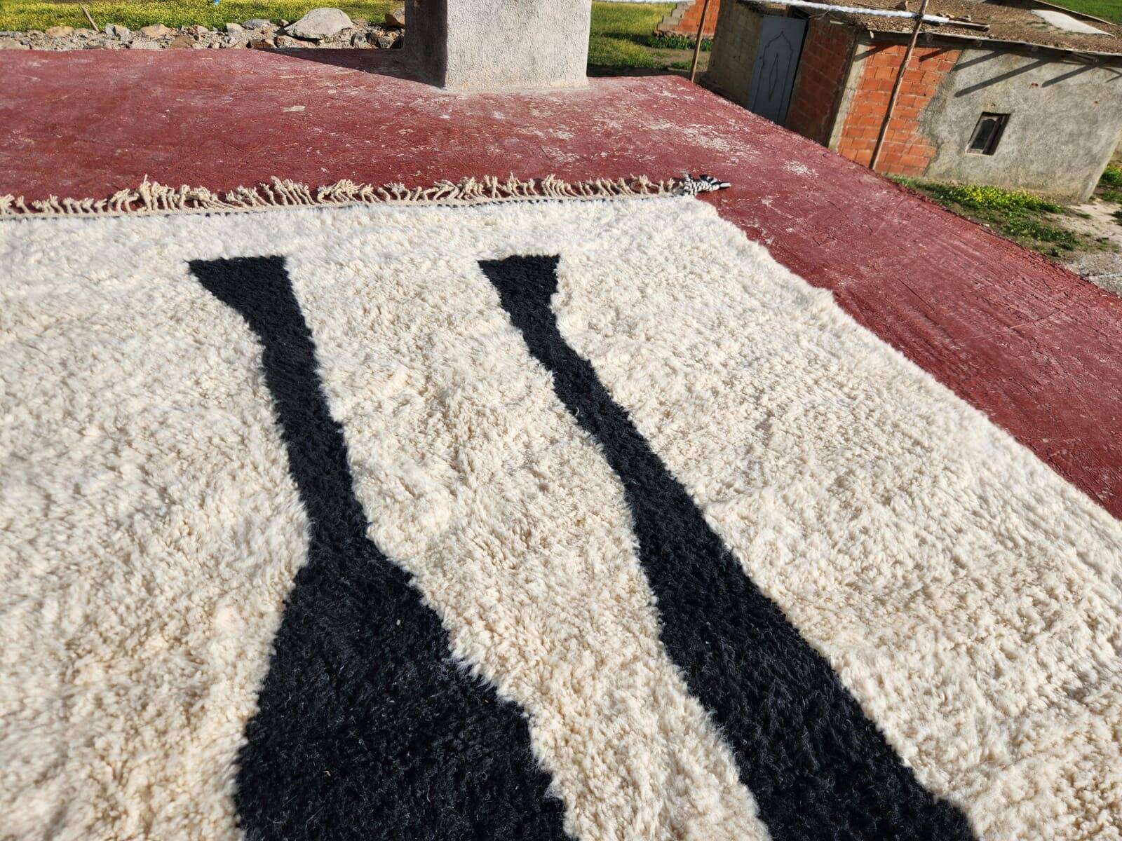 Beni Ouarain Berber rug in cream with black pattern 300x200 cm – natural wool