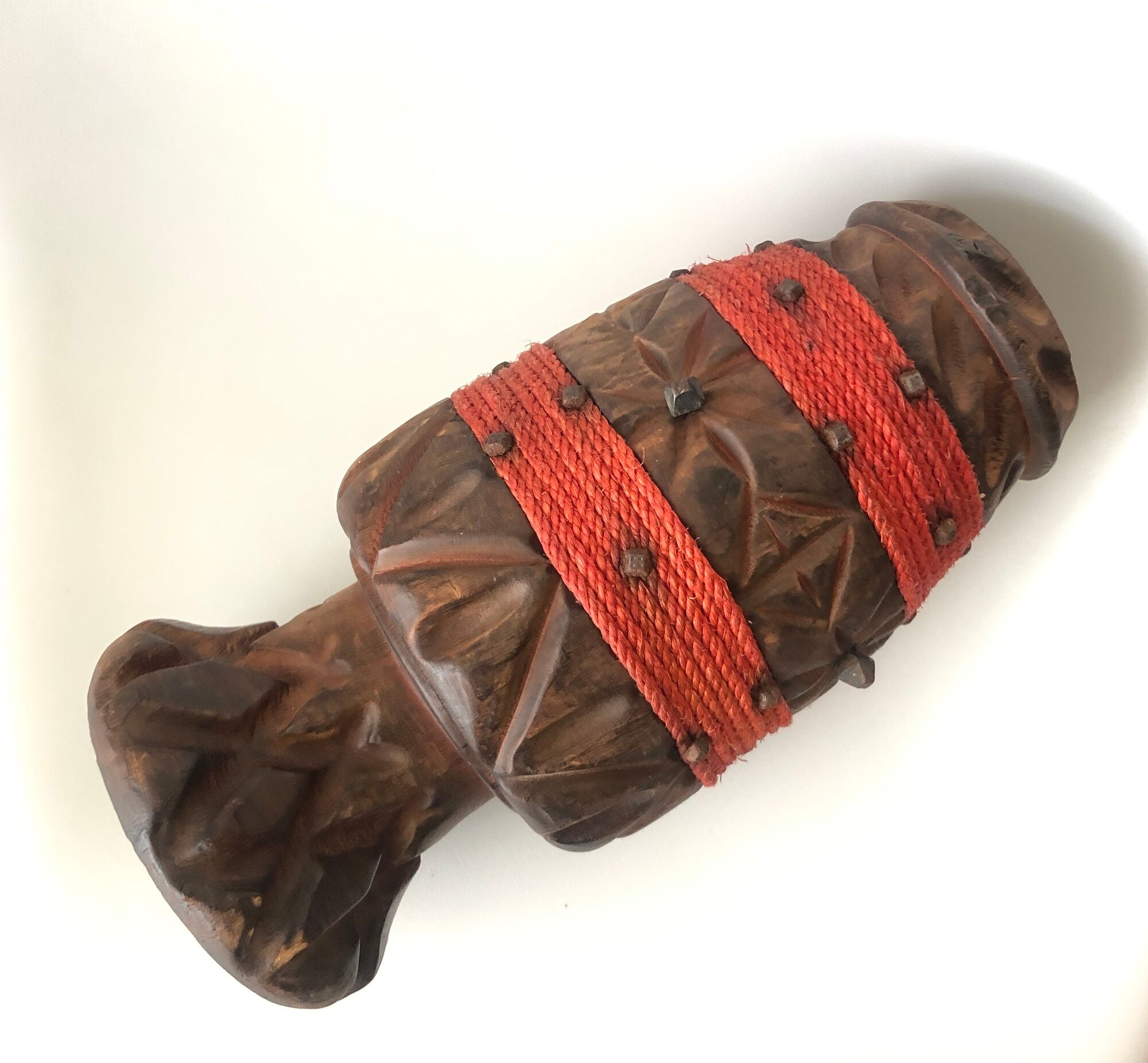 Vase espagnol en bois sculpté et cordage rouge