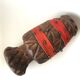 Vase espagnol en bois sculpté et cordage rouge