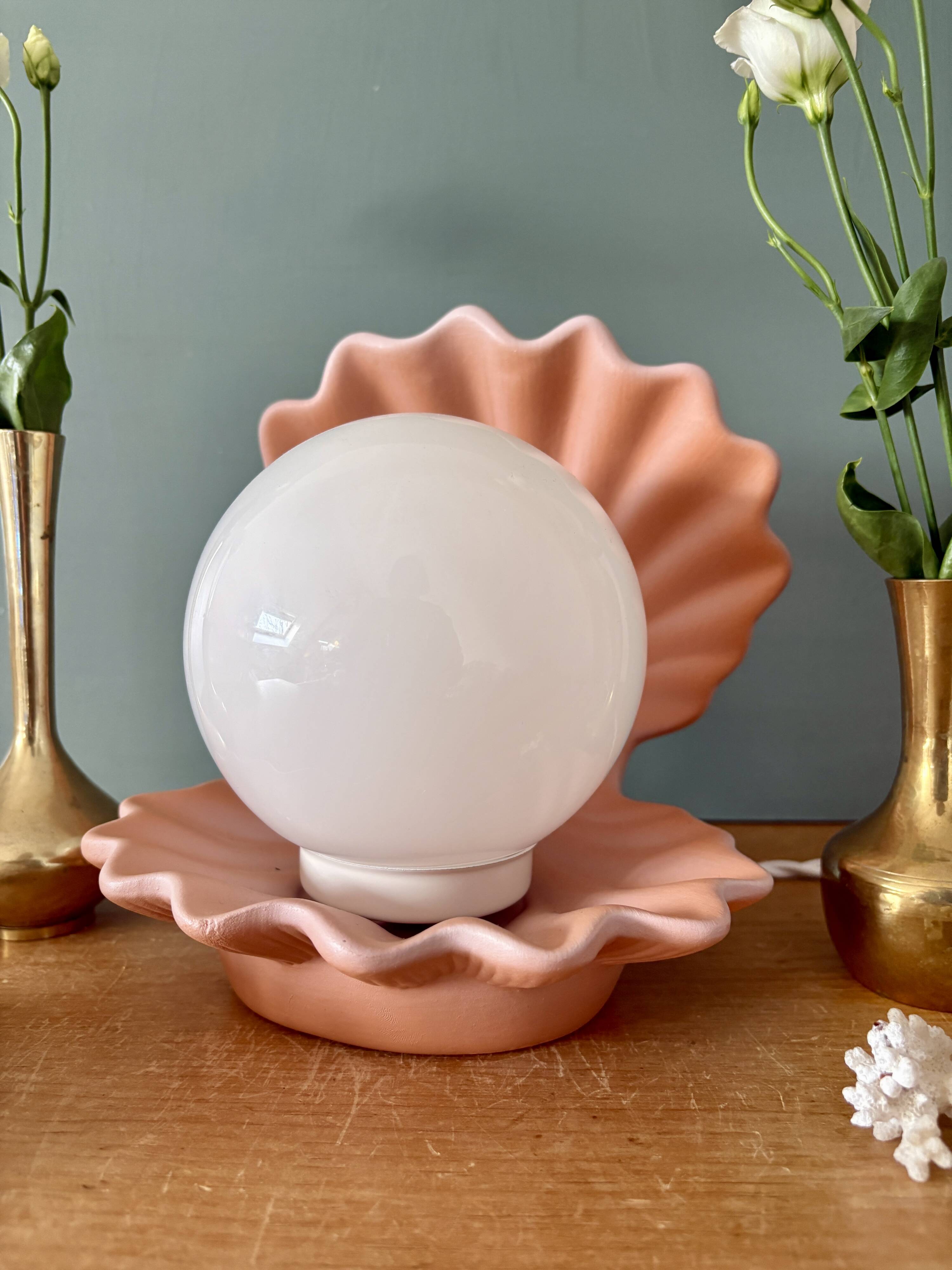 Lampe vintage en forme de coquillage en céramique et opaline.